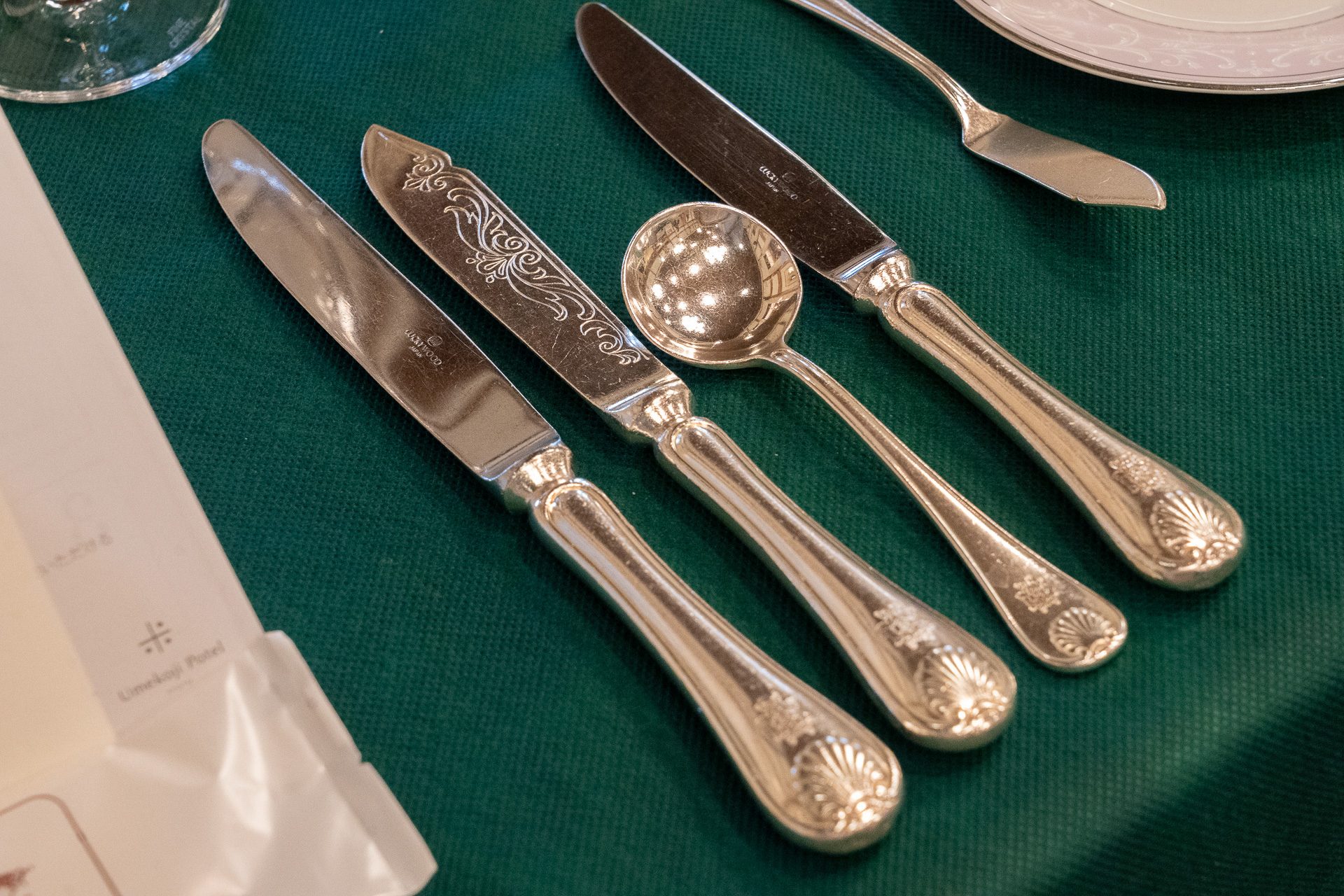 創業以来のメインダイニングルーム「三笠」では、歴代の料理長から受け継いだ伝統のフランス料理がいただけます。朝はここが朝食会場