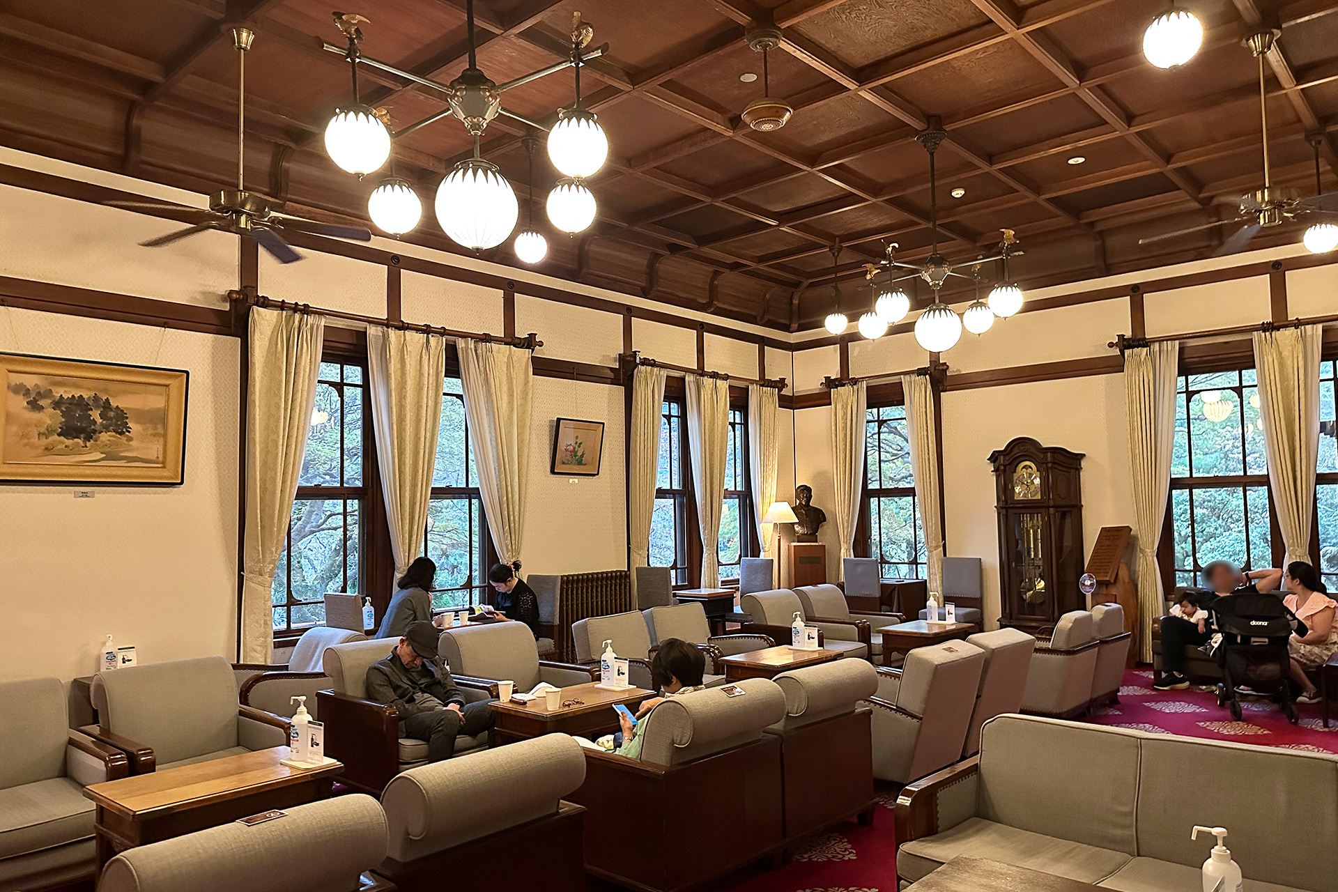 本館ロビー「桜の間」では17～20時にコーヒーやジュースなどフリードリンクを用意して宿泊者専用スペースに