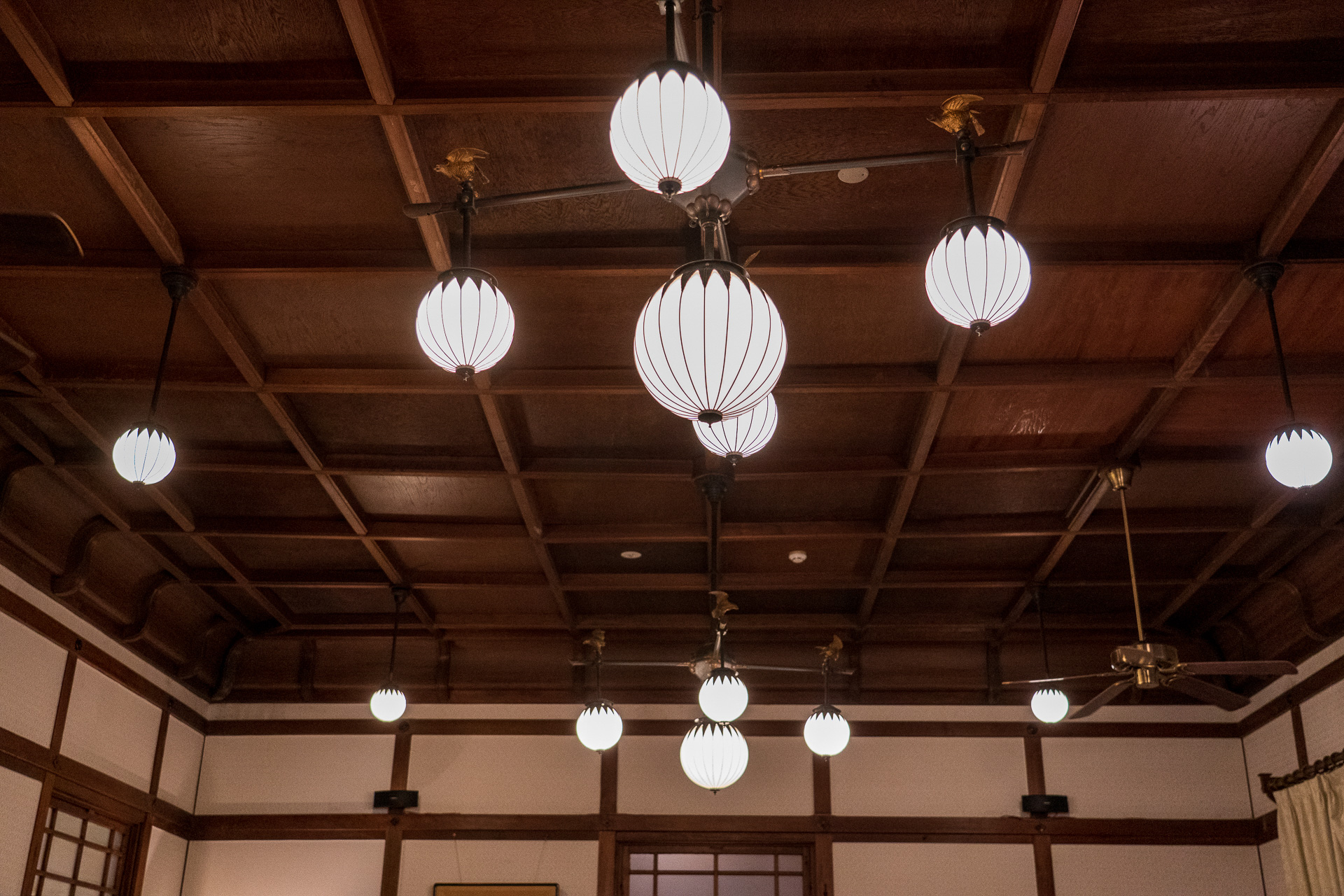 桜の花をイメージしたという照明