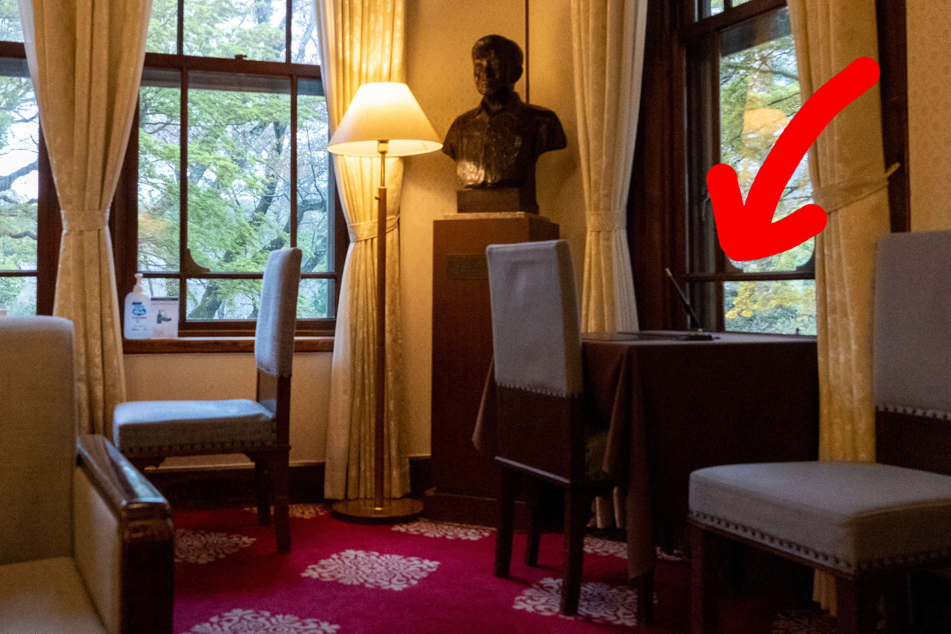 なんとこの席は葉書用デスク！