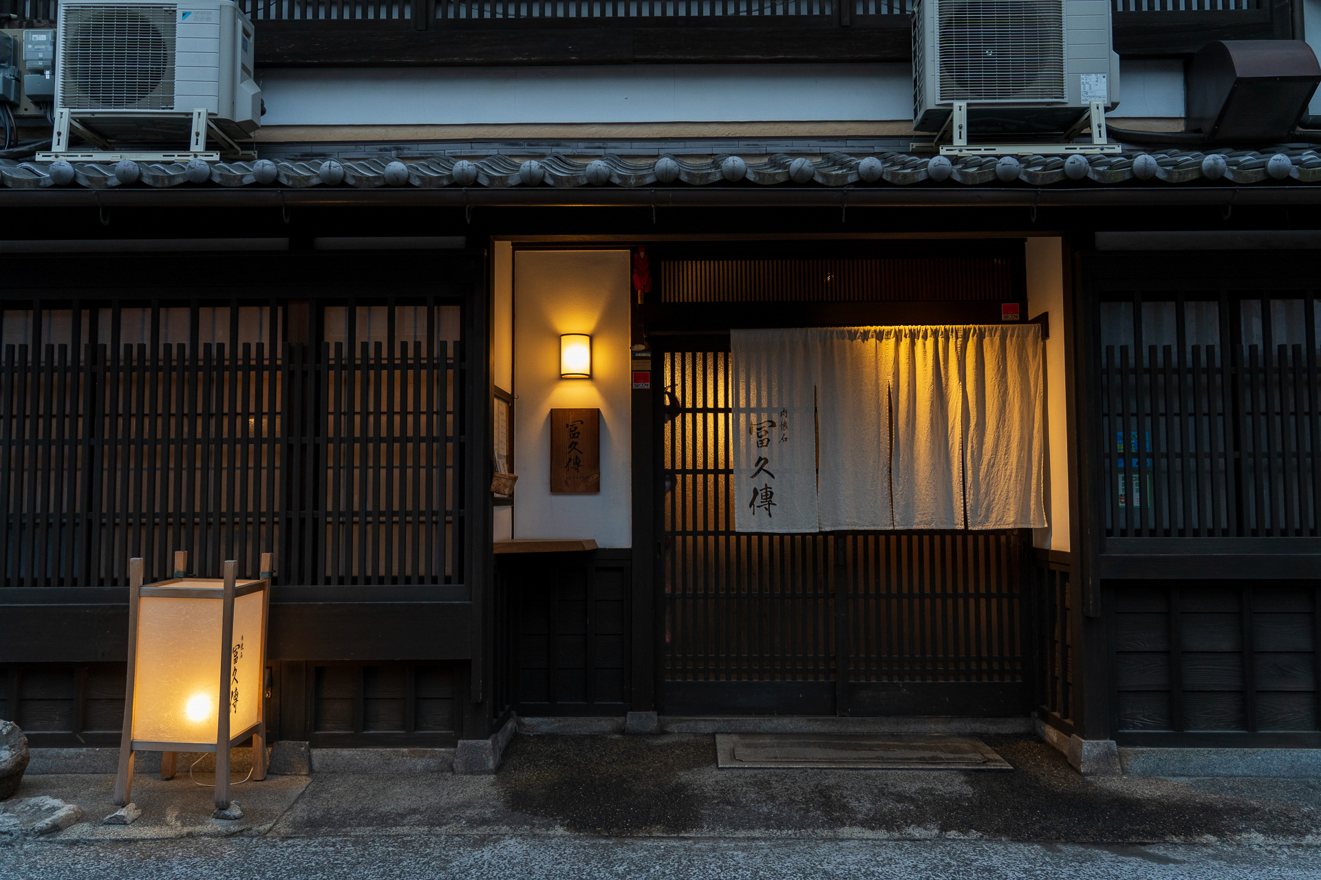 奈良ホテルから歩いて5分。古都らしい雰囲気の店構えにワクワク