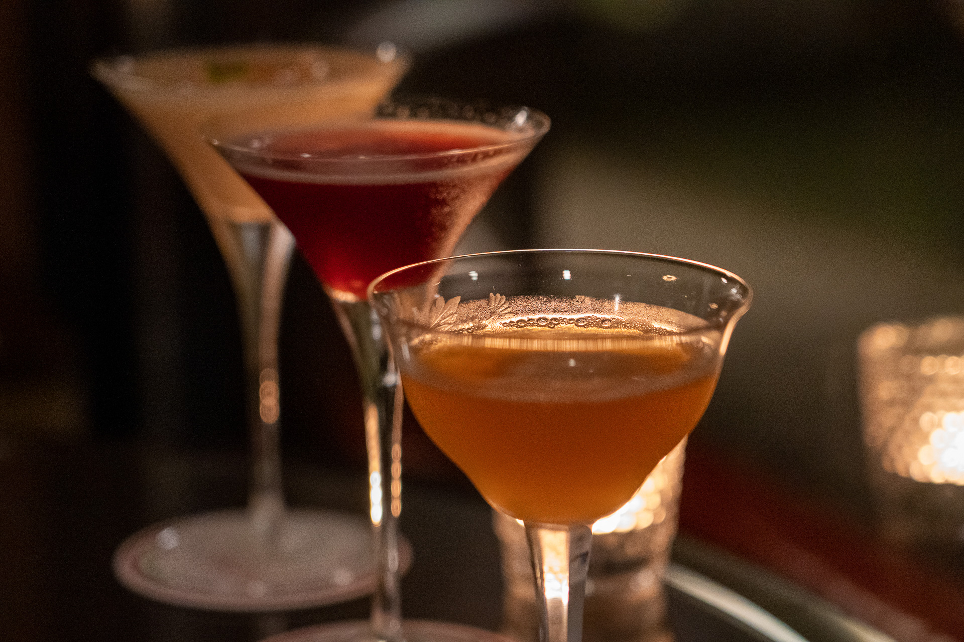 奥から、奈良のにごり酒や桃、桜リキュールを使った「万葉美人」。真ん中は奈良ホテル創業100周年の記念カクテル「マントルピース」。一番手前が「サイドカー」