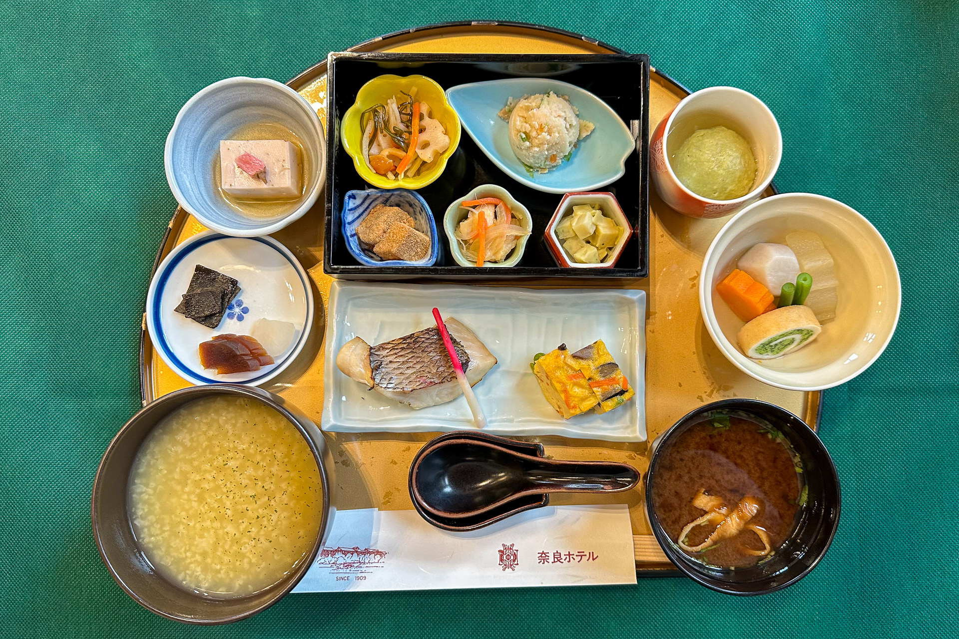 茶がゆ定食は思っていた以上におかずがたくさんで、どれも滋味深くて優しい味