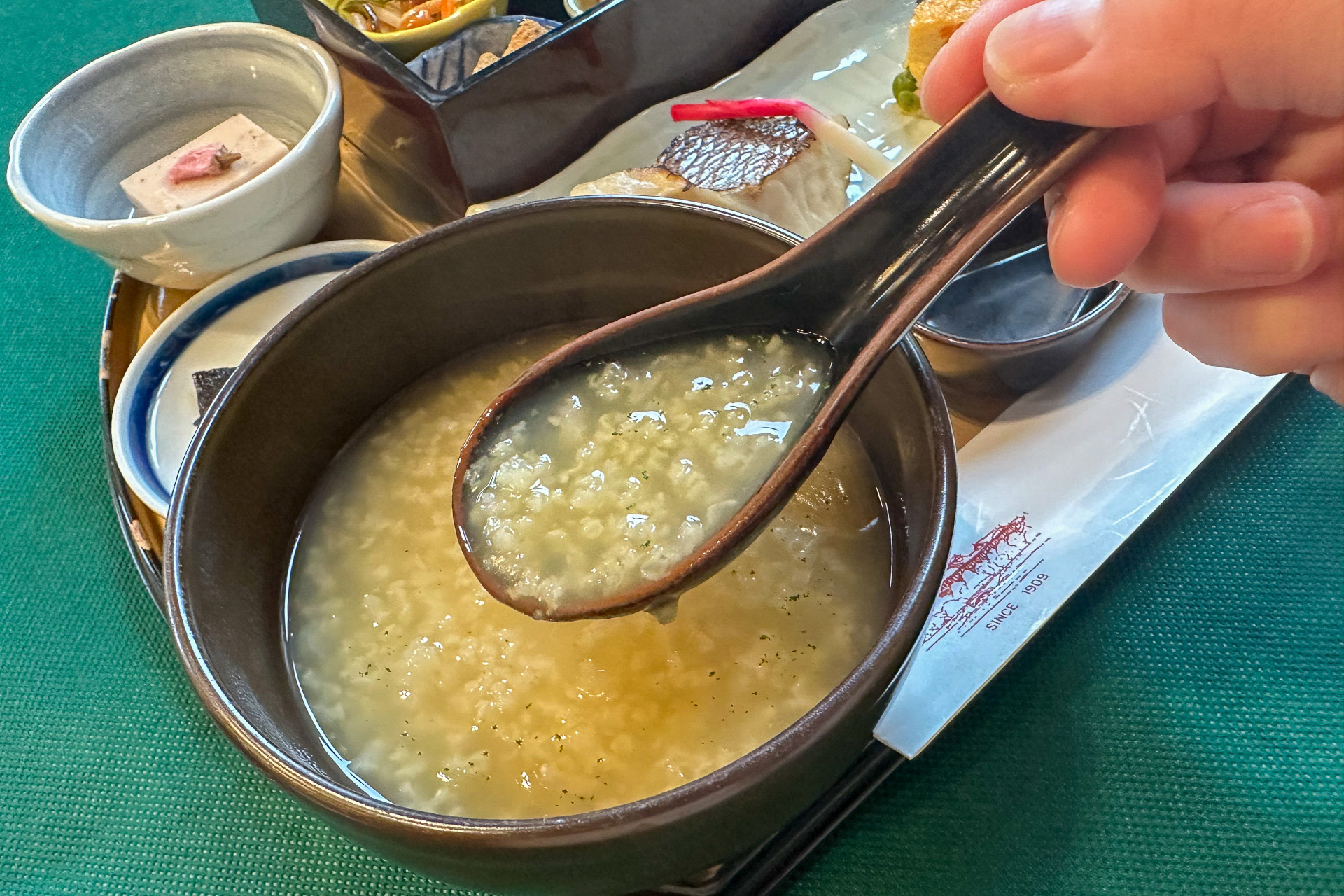 香り高い緑茶で炊いている大和の茶がゆ。一緒に食べる奈良漬けが美味しい
