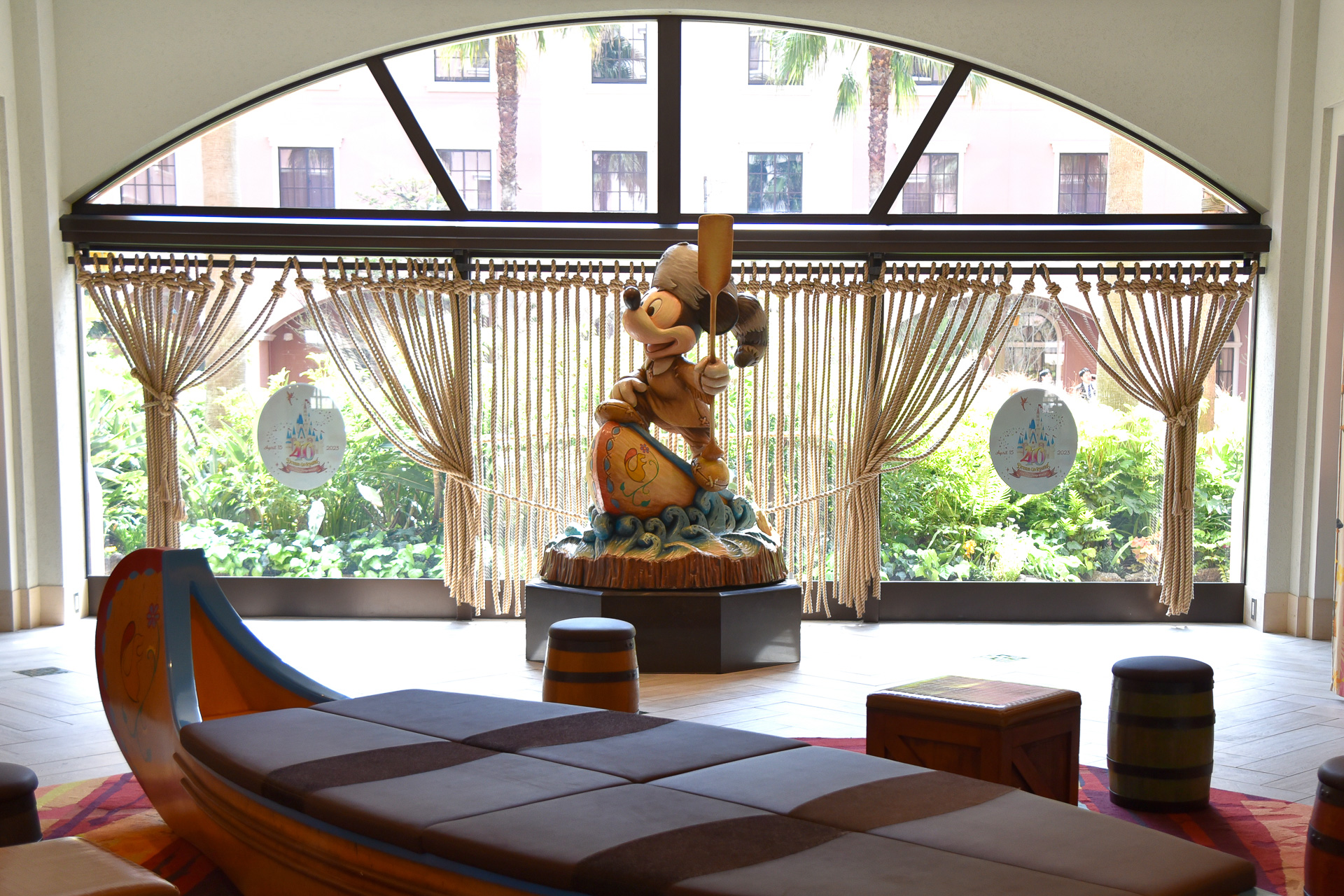 “ディスカバー”では冒険と発見をテーマにパークの雰囲気そのままに過ごせるんです