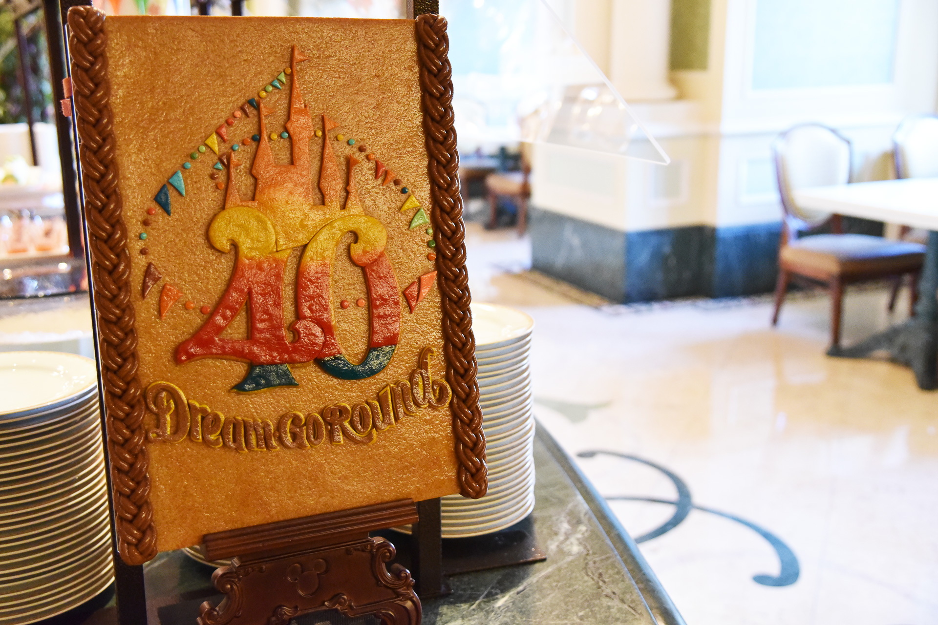 ビュッフェ台ではまず40周年ロゴのデコレーションが目に飛び込んできます