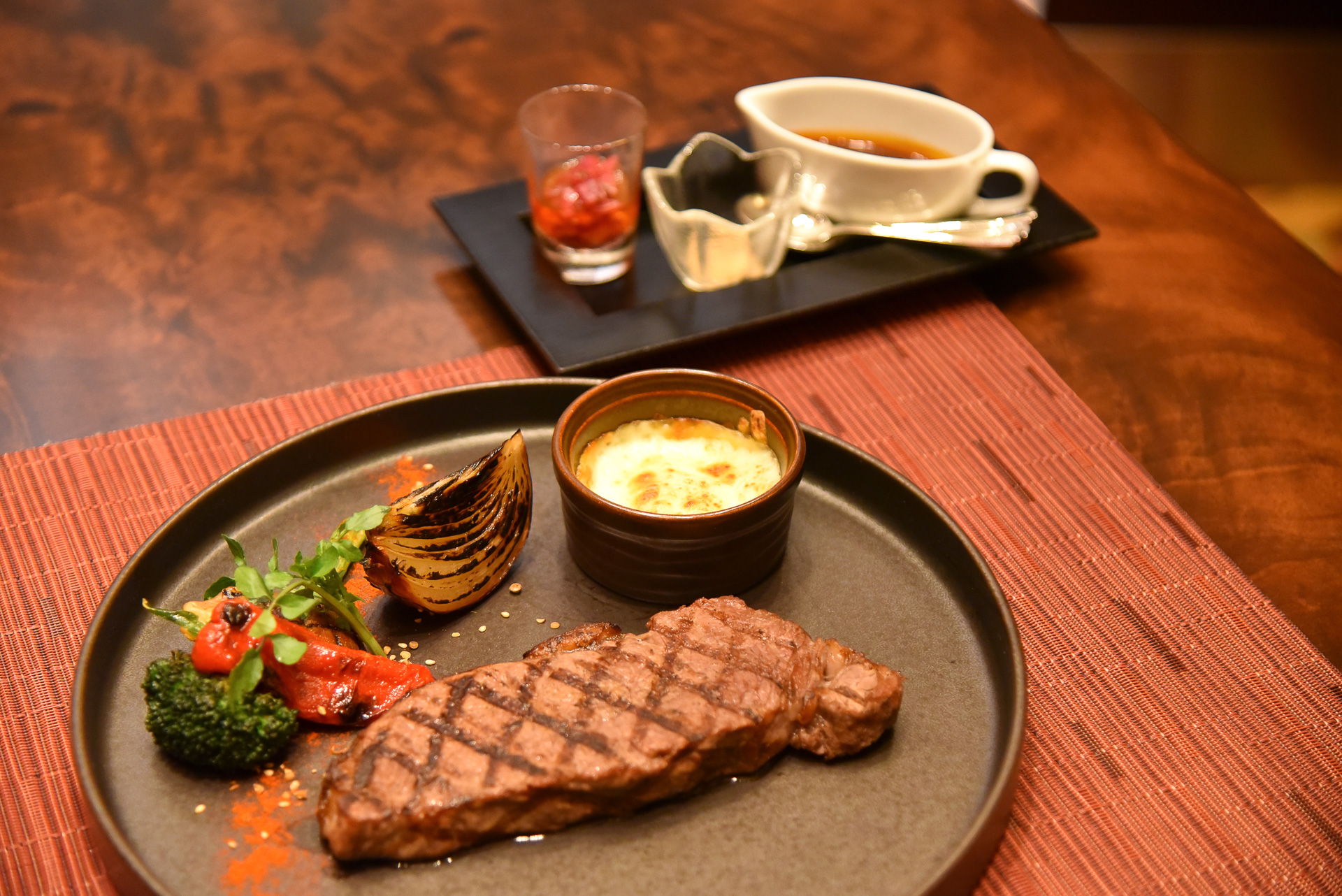 「ビーフサーロインのグリル」は「エンパイア・グリル」自慢の一皿なんです、ぜひお試しを！