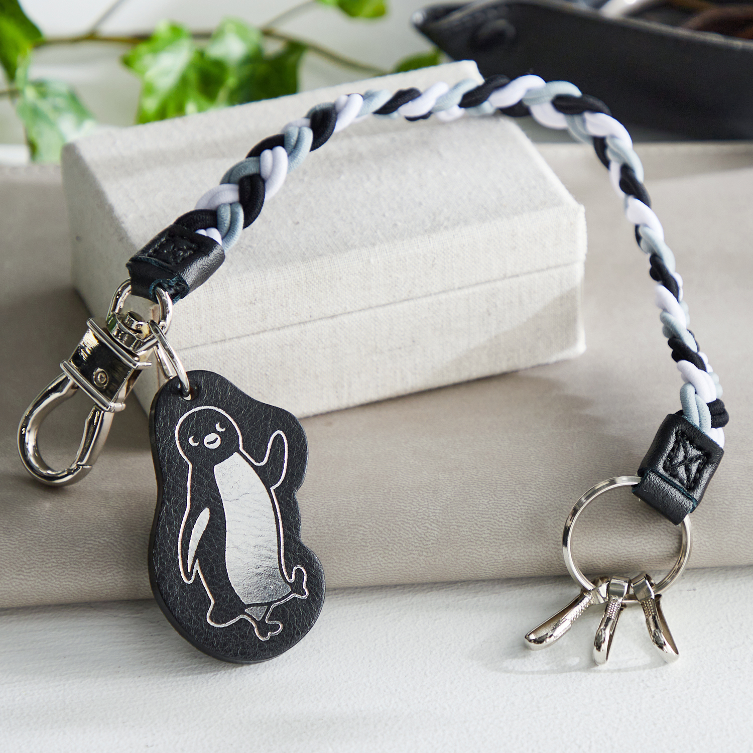 ゴムで伸びるキーチェーン（2490円）