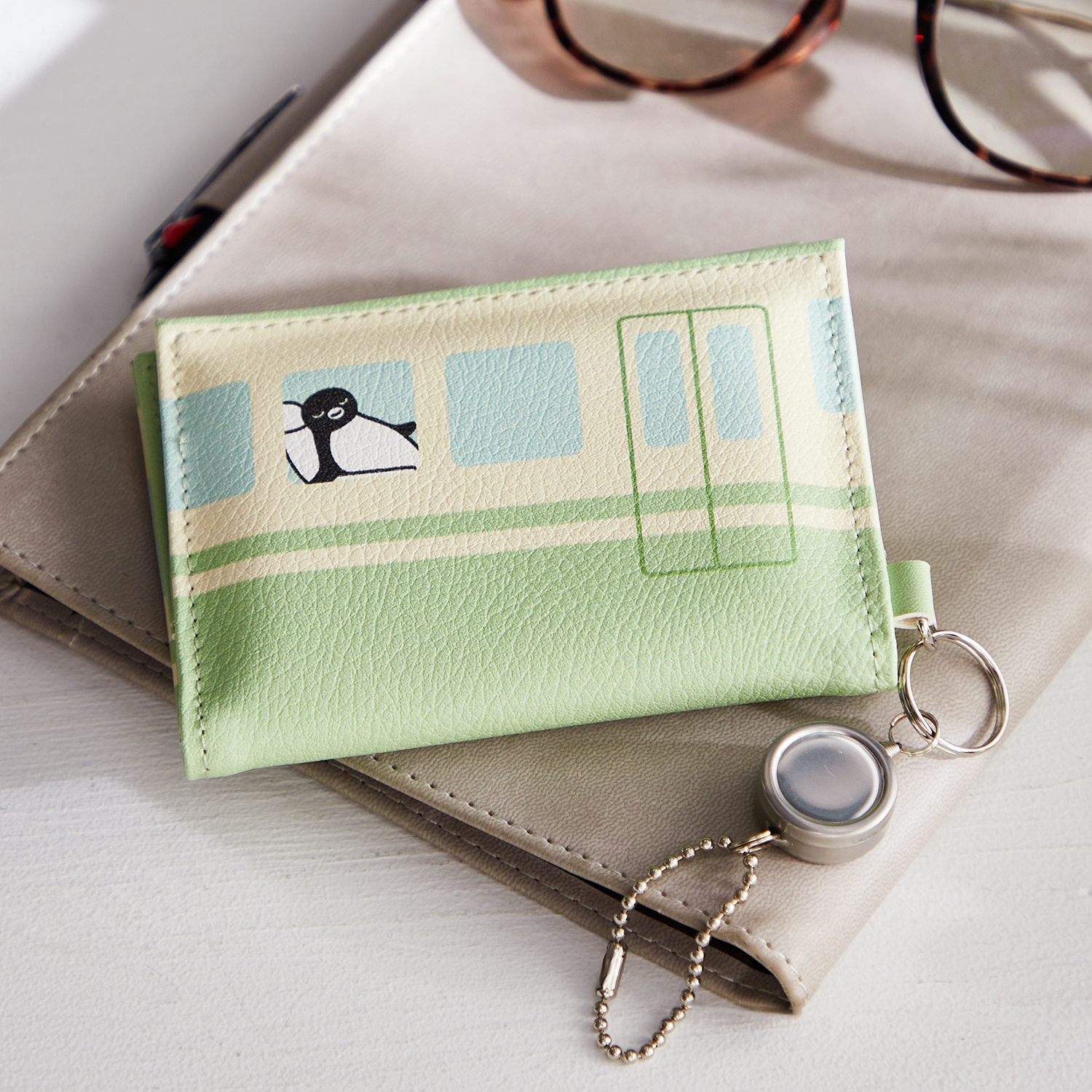 2つ折りパスケース（3490円）