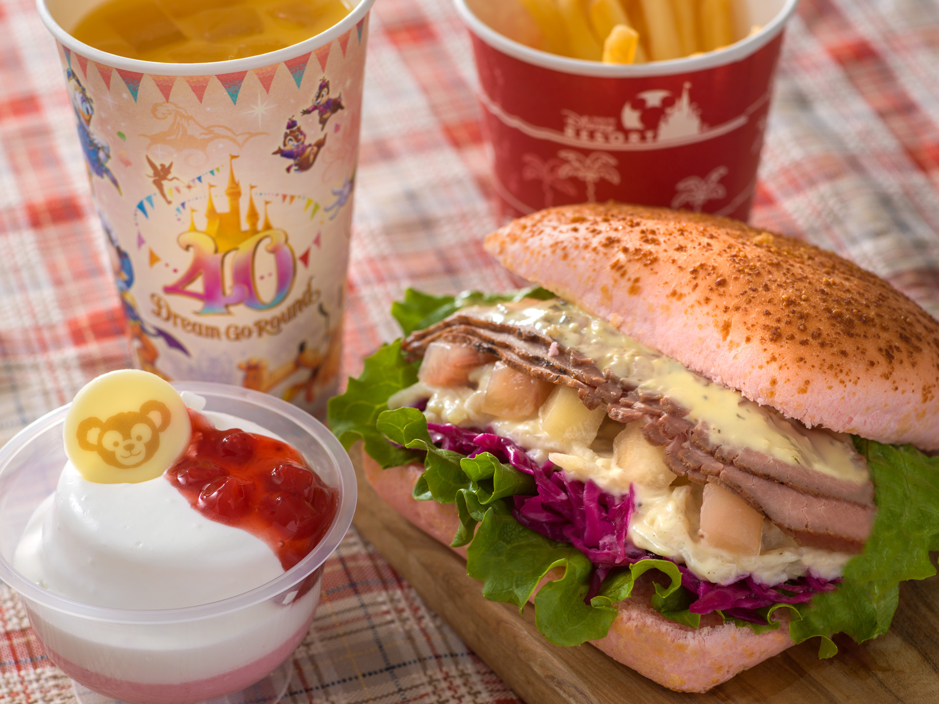 食事はハンバーガーのセットにオリジナルデザートの付いた特別版