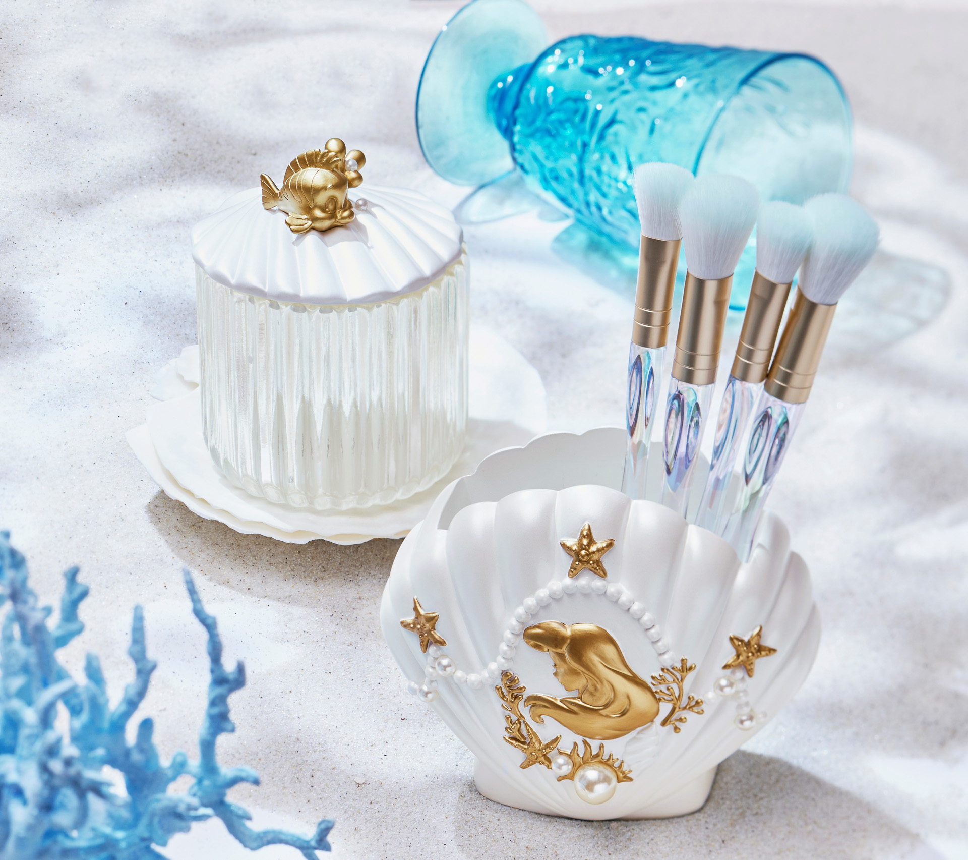 コットンボックス（左、3960円）、メイクブラシスタンド（右手前、4290円）、メイクブラシセット（ポーチ付き、3630円）