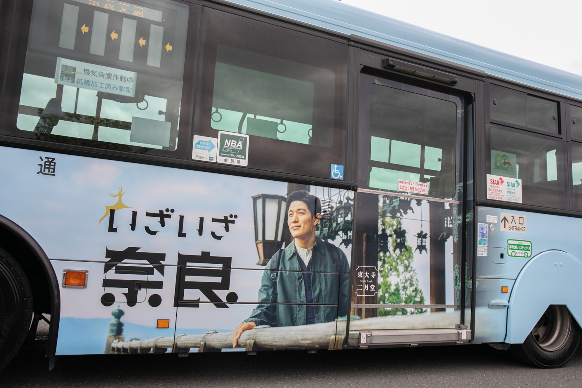 鈴木亮平さんが登場するポスターデザイン