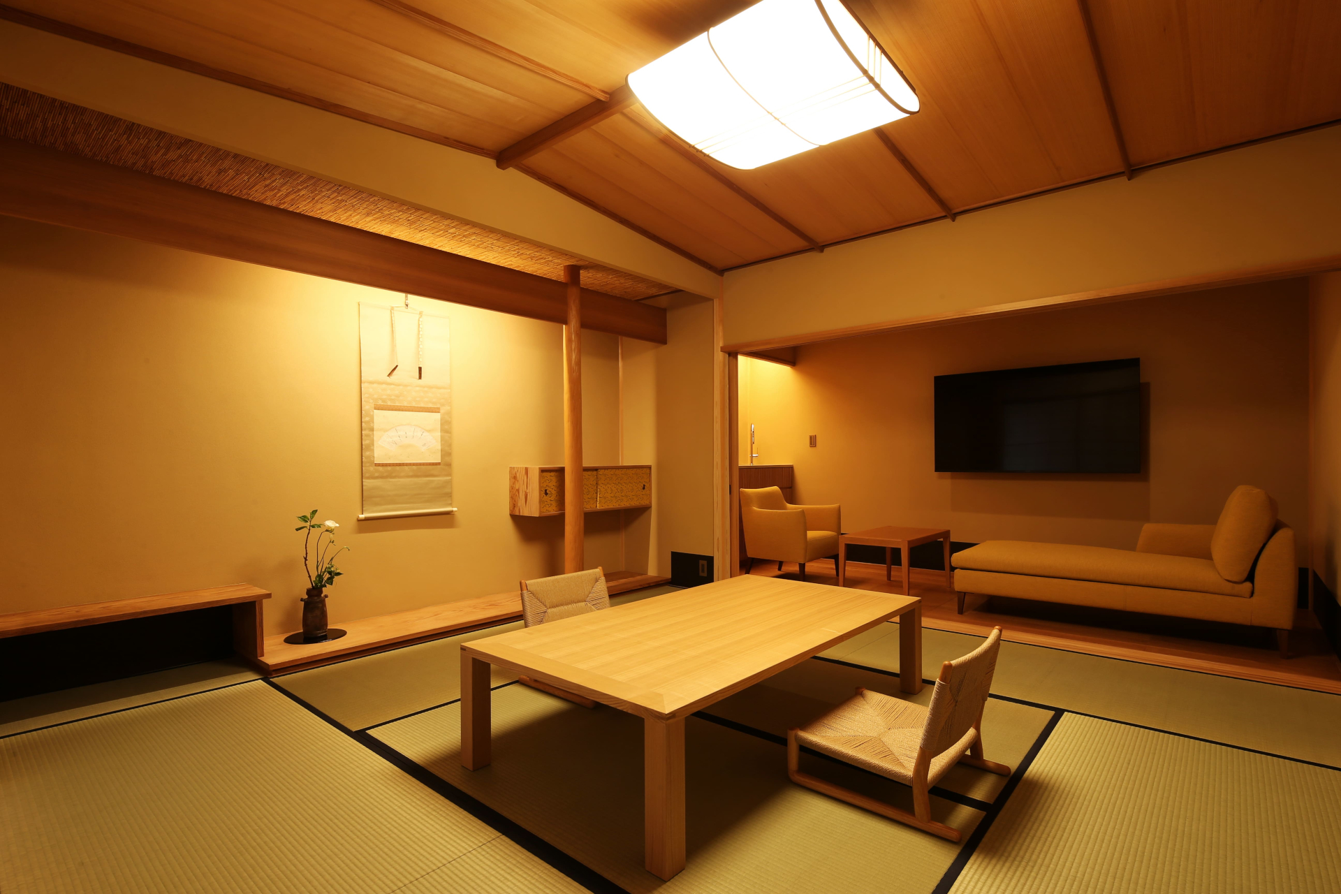 客室「天の悠久」。和室・リビング・ベッドルーム・室内テラス・半露天風呂（最大定員4名、約79m<span class="em sup">2</span>）