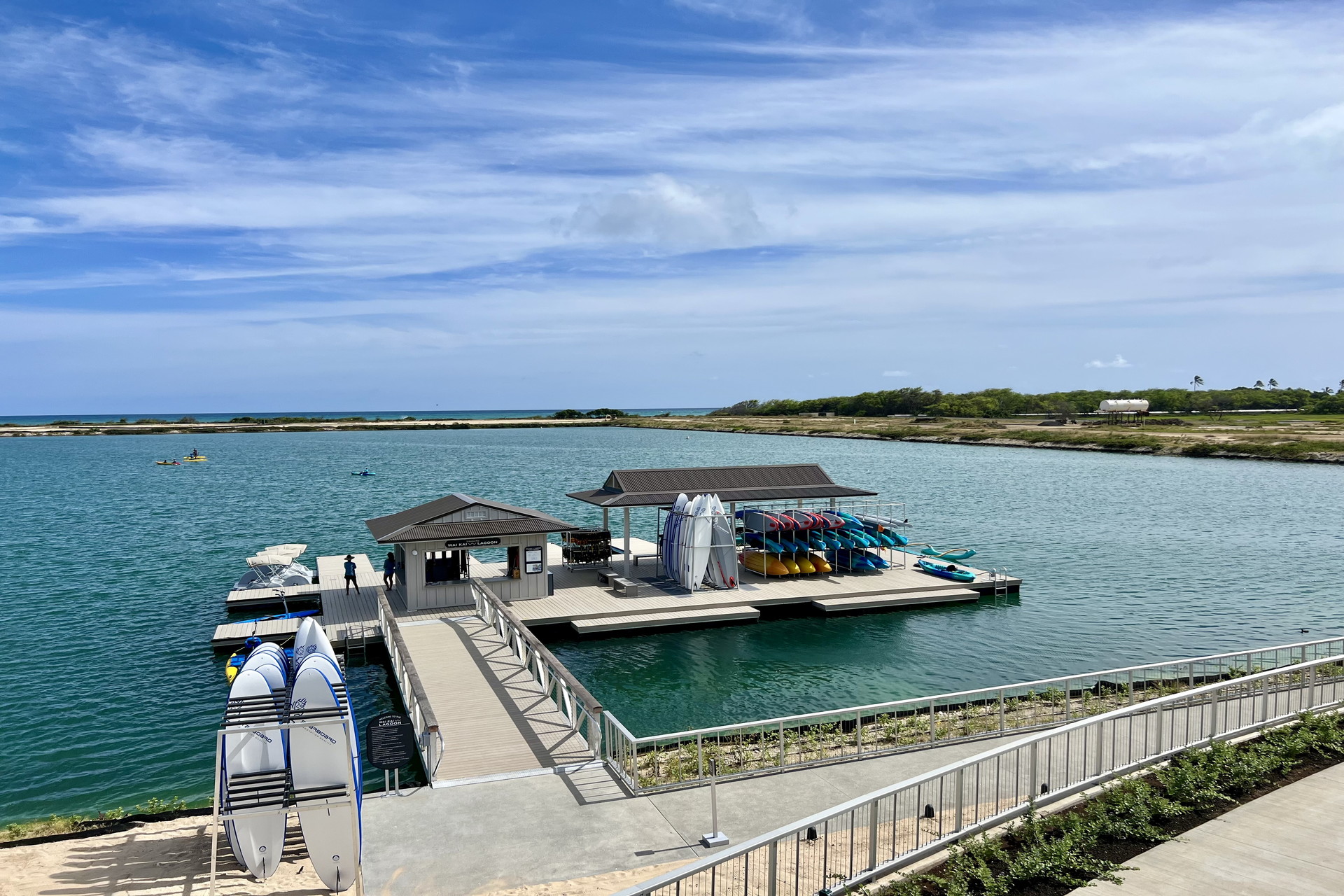 サーフデッキに位置する6つのサーフサイドカバナ