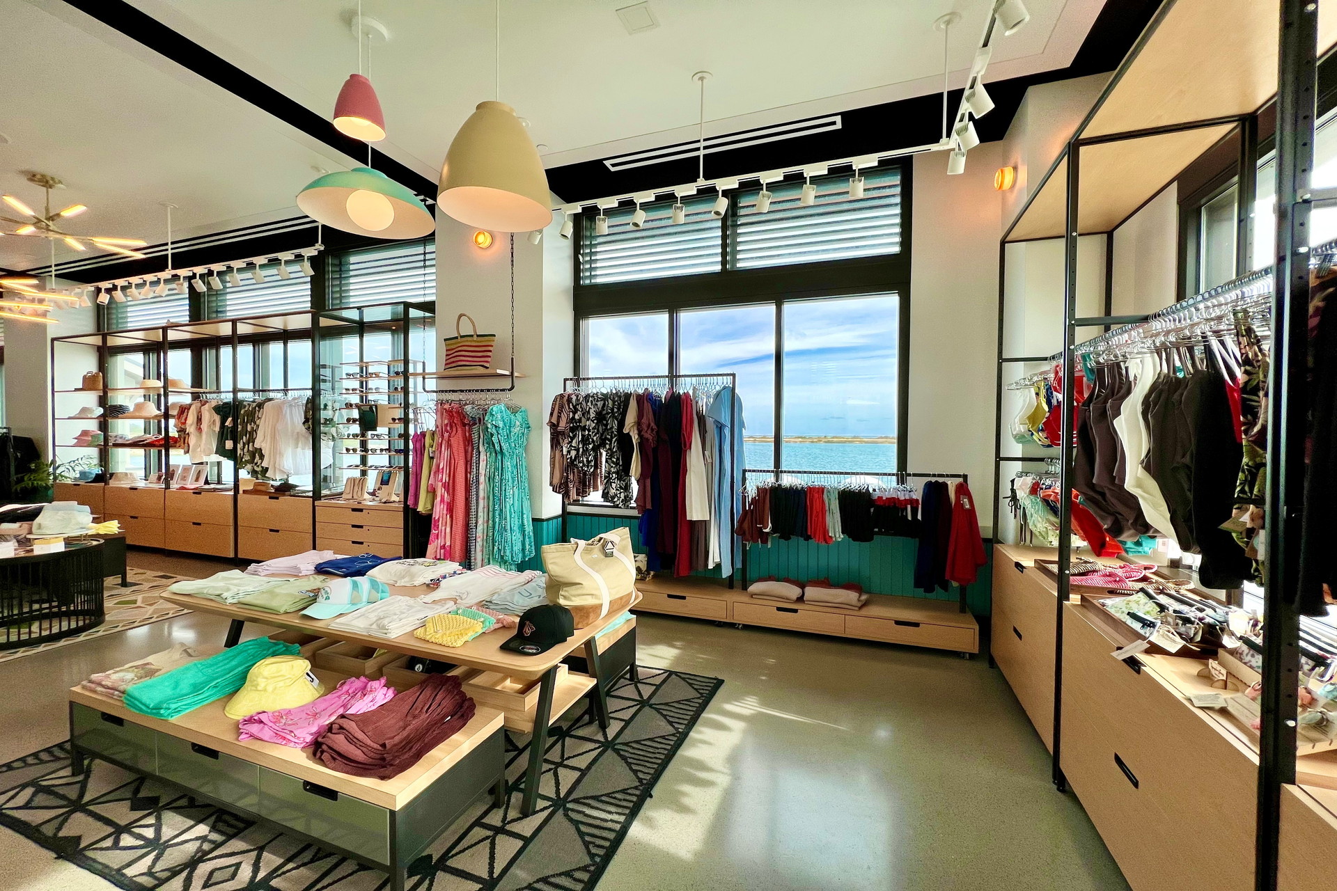 ライフスタイル＆アパレルショップの「SESSIONS」