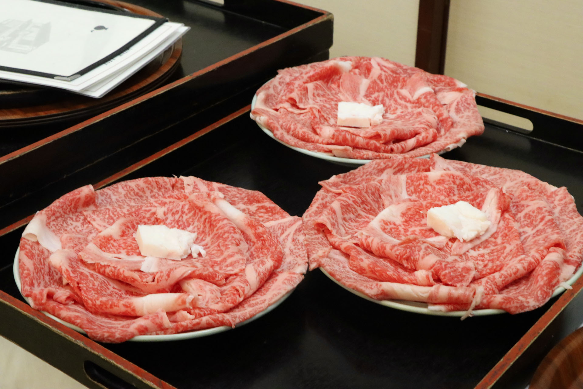 静岡県産の黒毛和牛や季節の野菜を、女将さんが食べごろを見極めながら調理してくれる