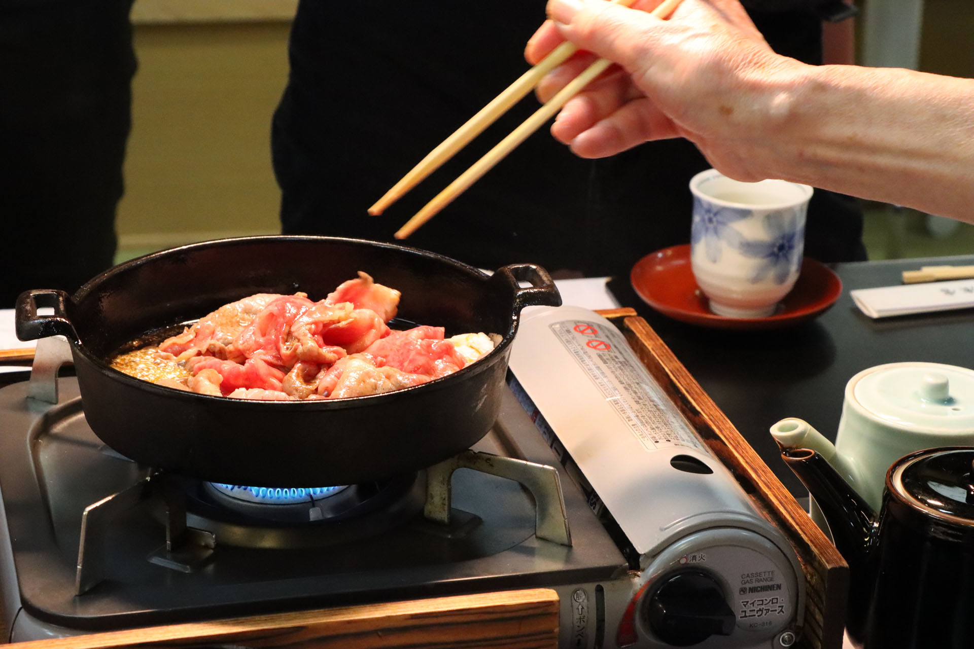静岡県産の黒毛和牛や季節の野菜を、女将さんが食べごろを見極めながら調理してくれる