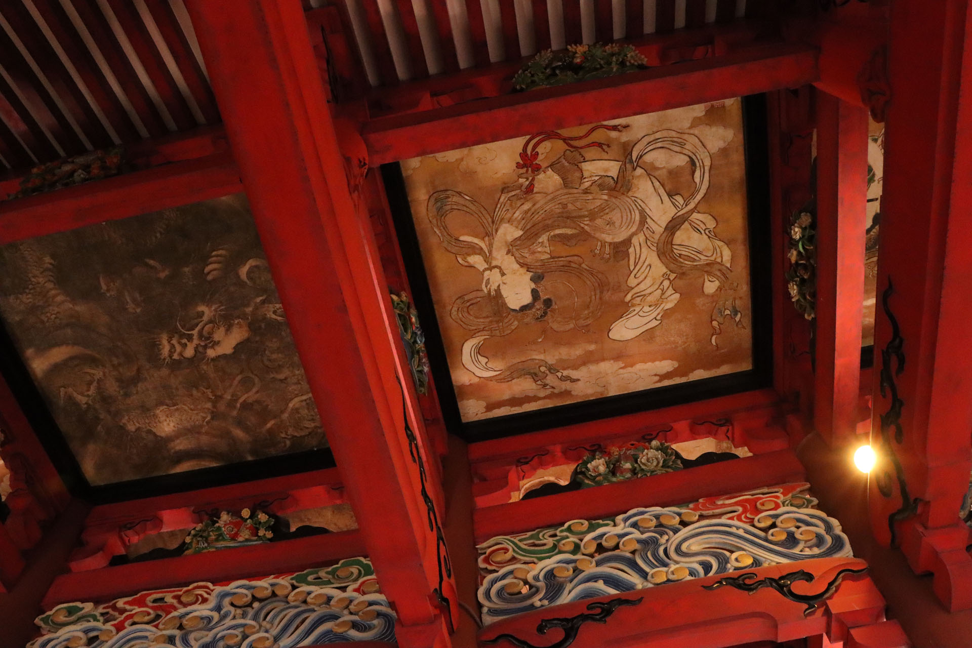 天女の天井絵は1枚約4.5畳の大きさ