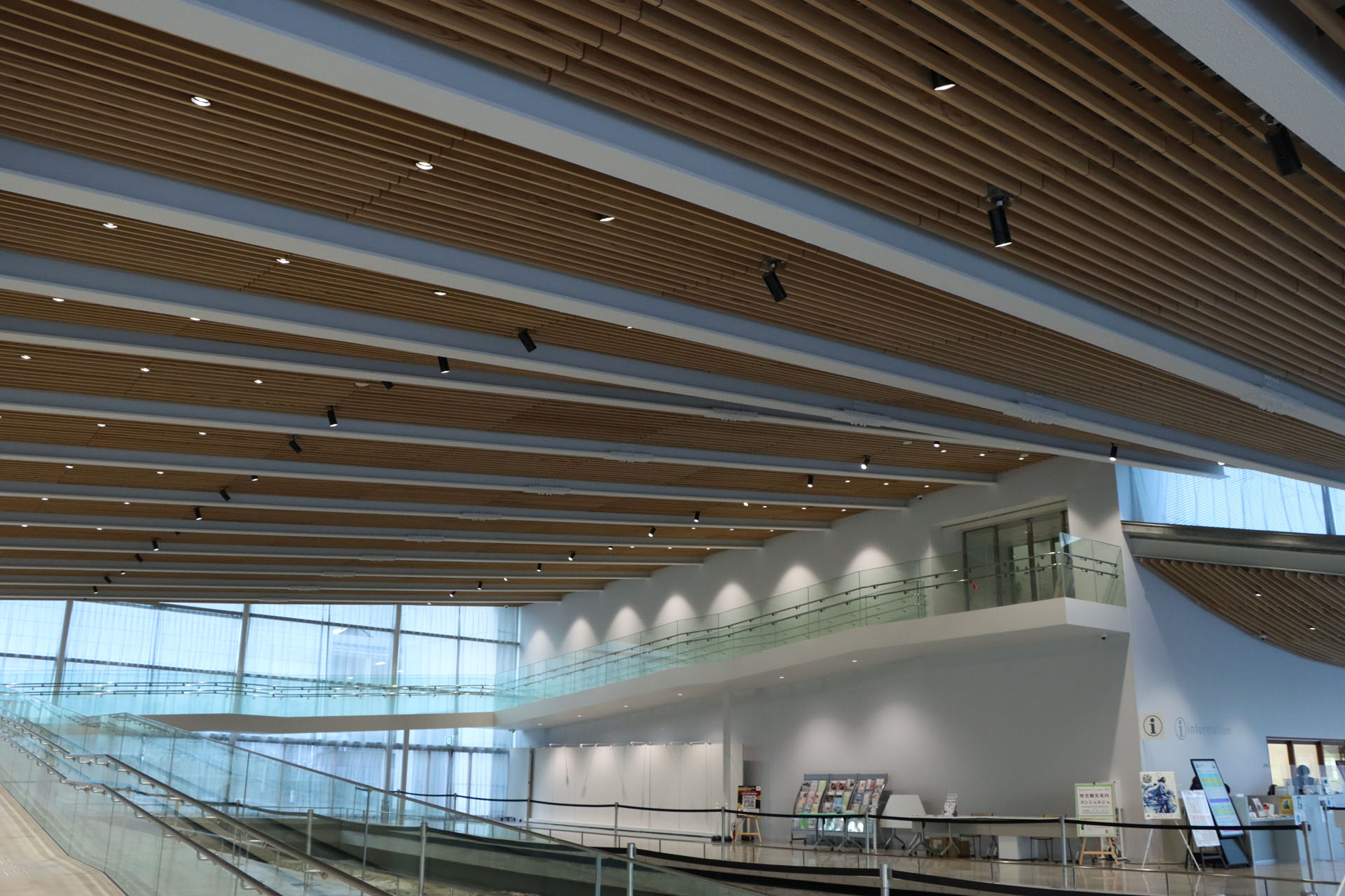 2階の展示室まで吹き抜けを長いスロープで進む