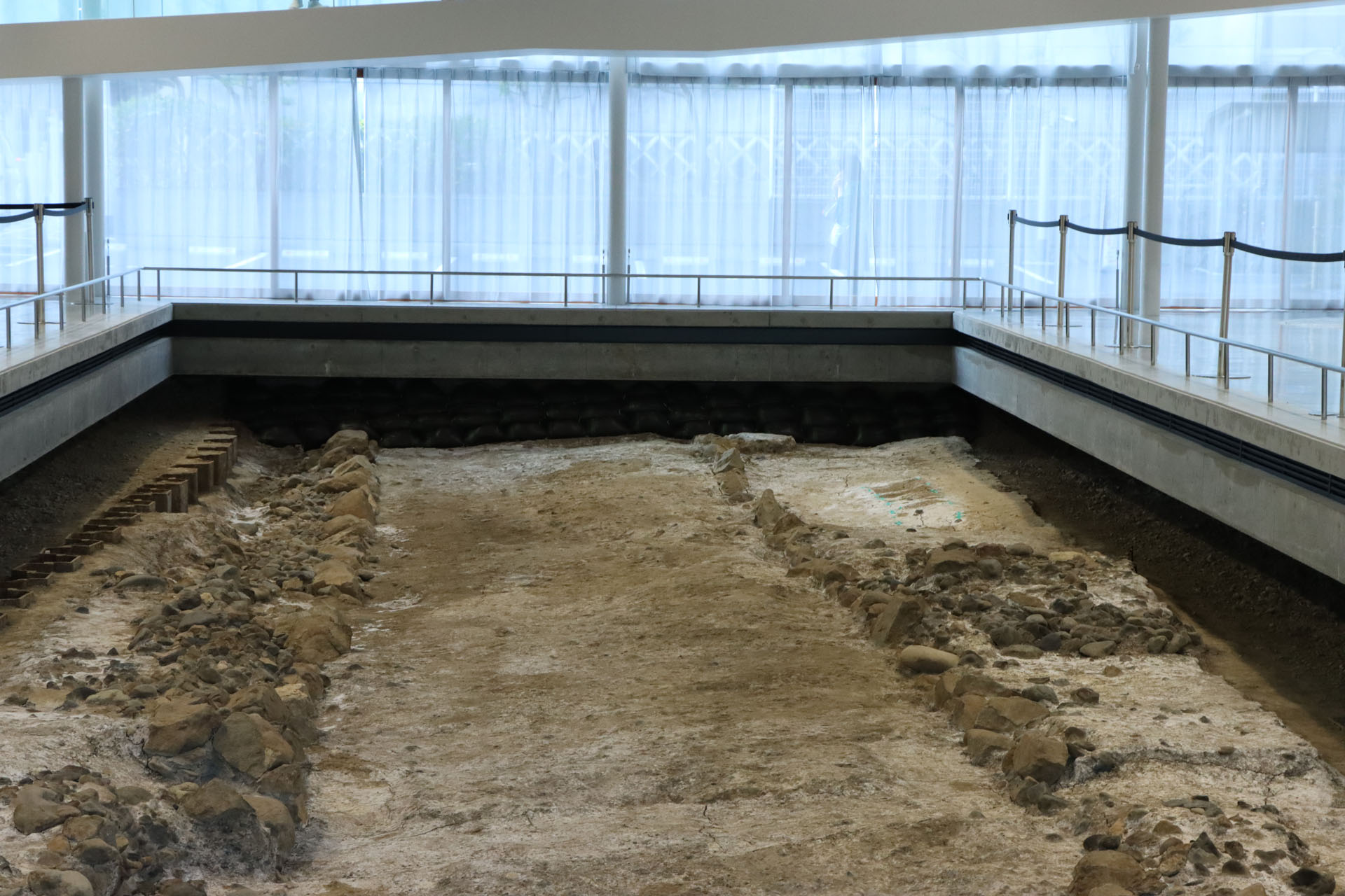 戦国時代末期の道と石垣の遺構をそのまま展示している