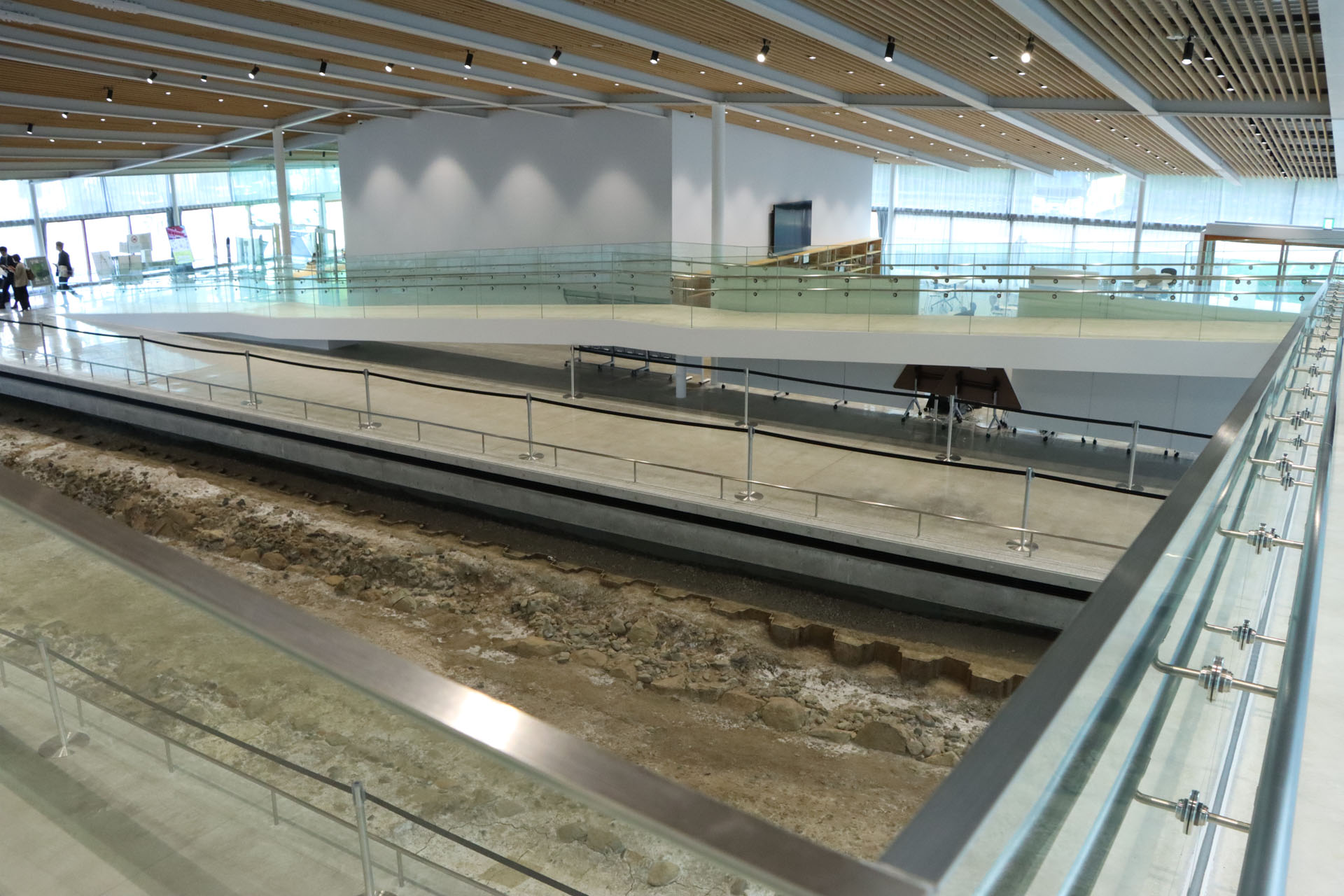 戦国時代末期の道と石垣の遺構をそのまま展示している