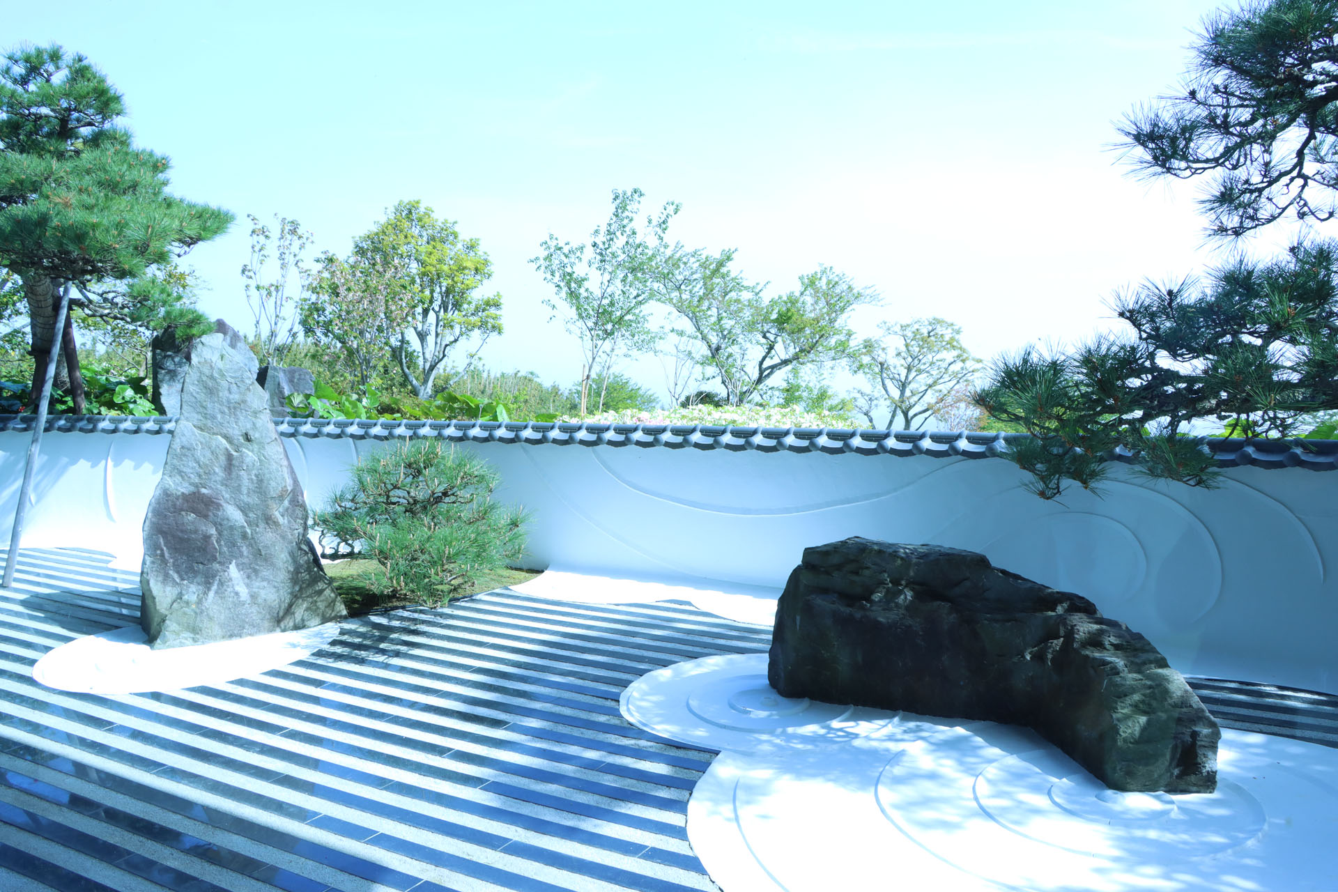 日本平夢テラスに入館して右側に見える日本庭園