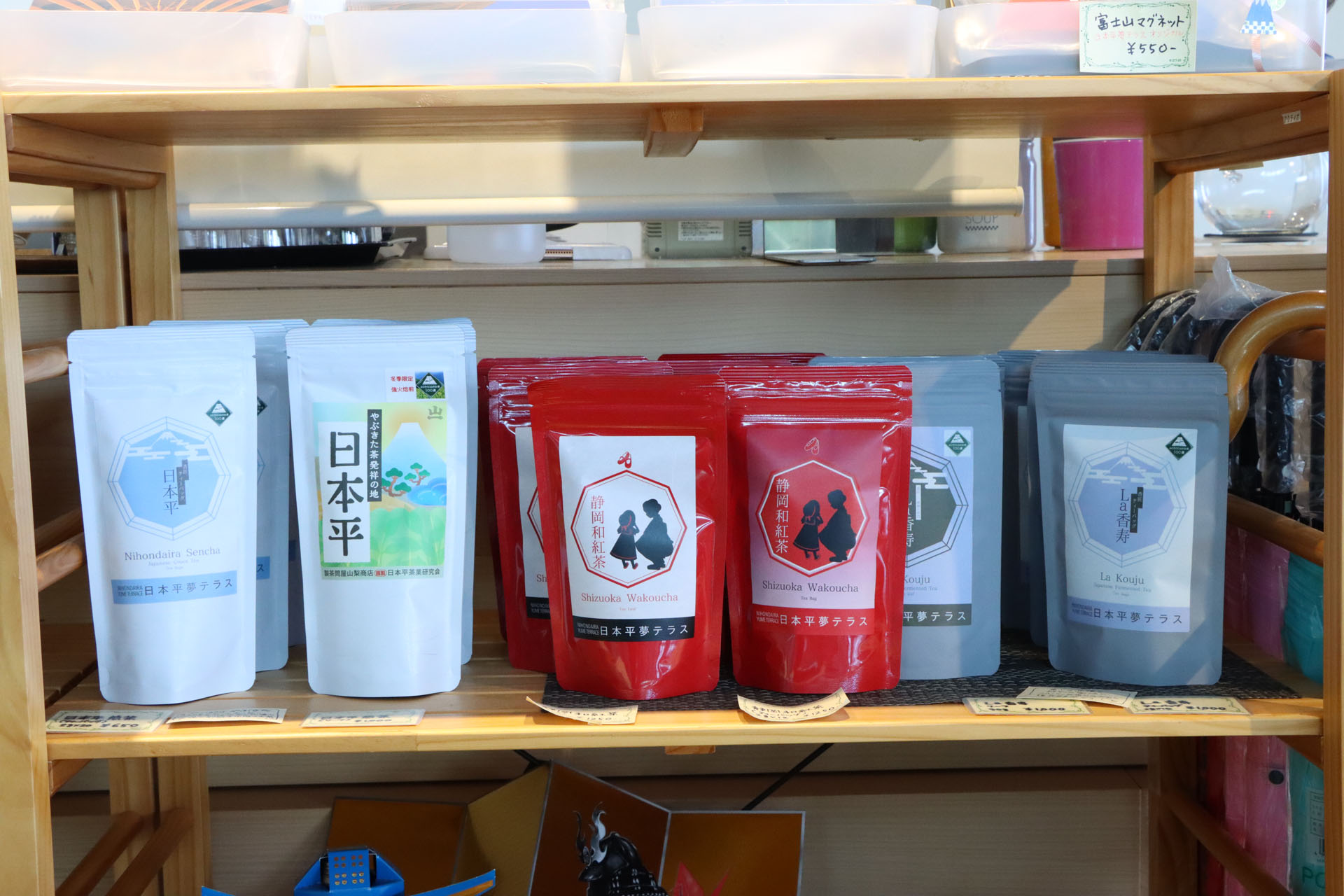 お土産にぴったりなお茶も揃っている