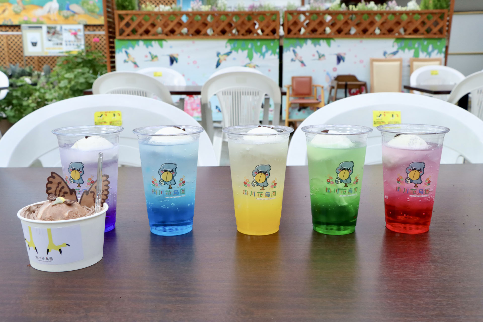 カフェスペースでは鳥たちをイメージしたメニューが楽しめる