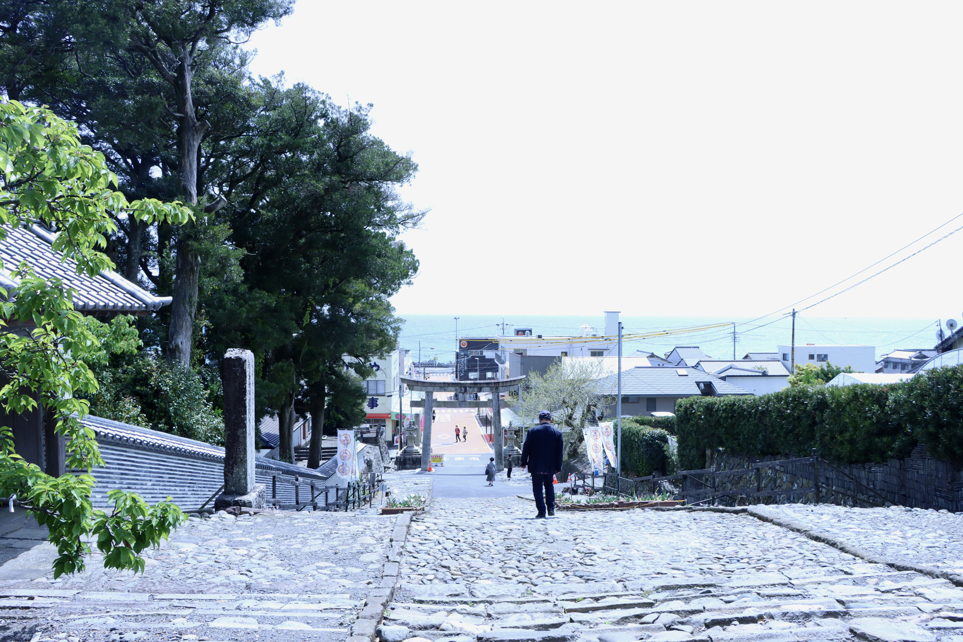 徒歩で下山した