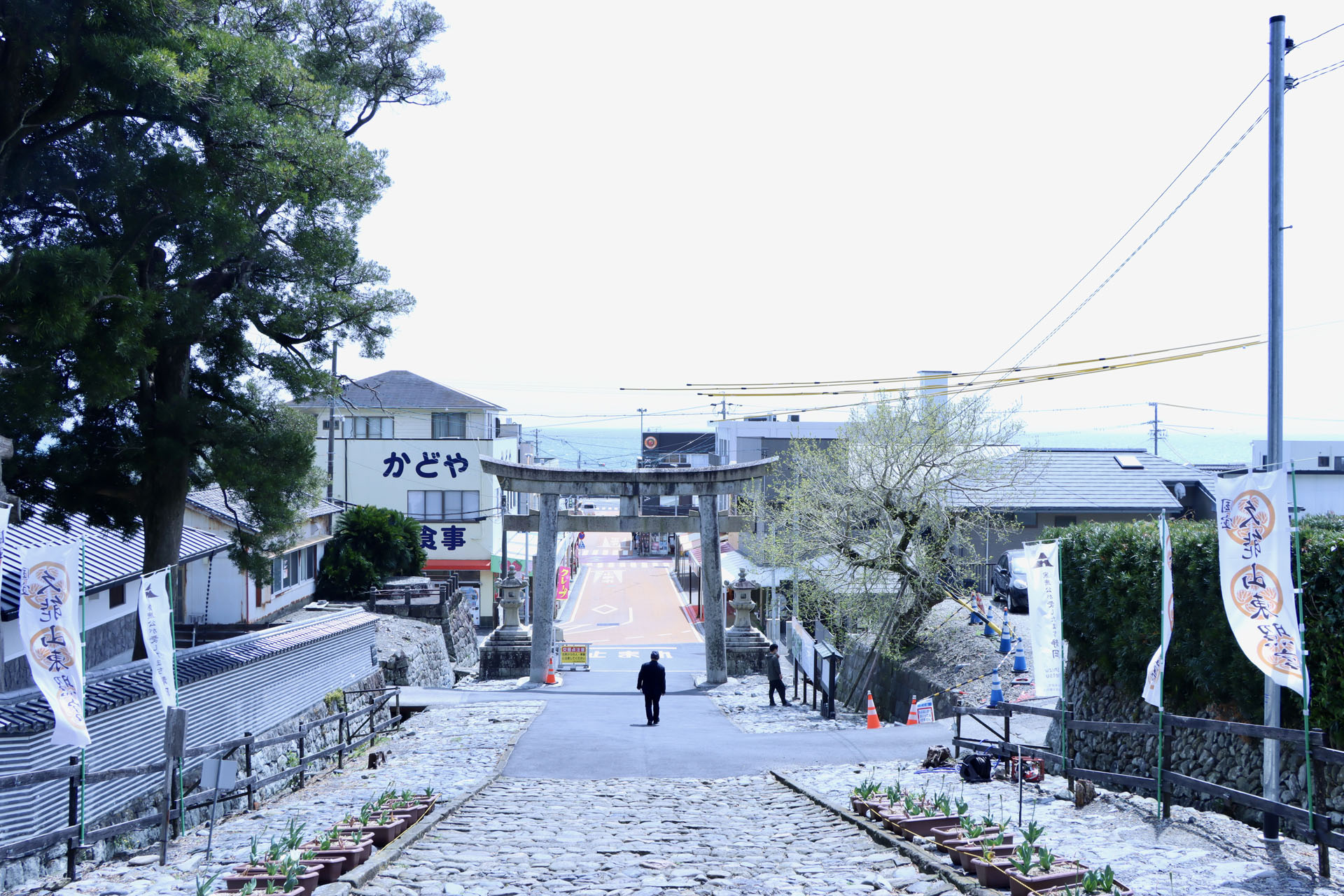 徒歩で下山した