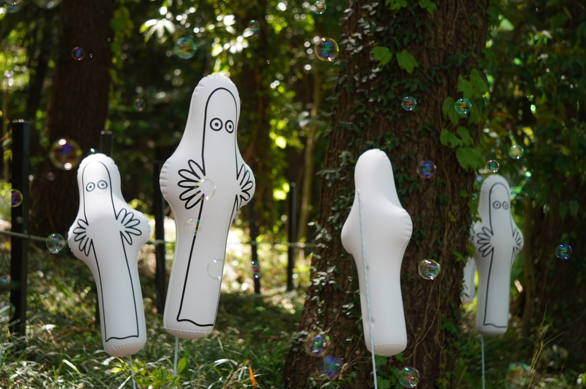 道行くゲストを出迎えるのは、不思議な生き物「ニョロニョロ」