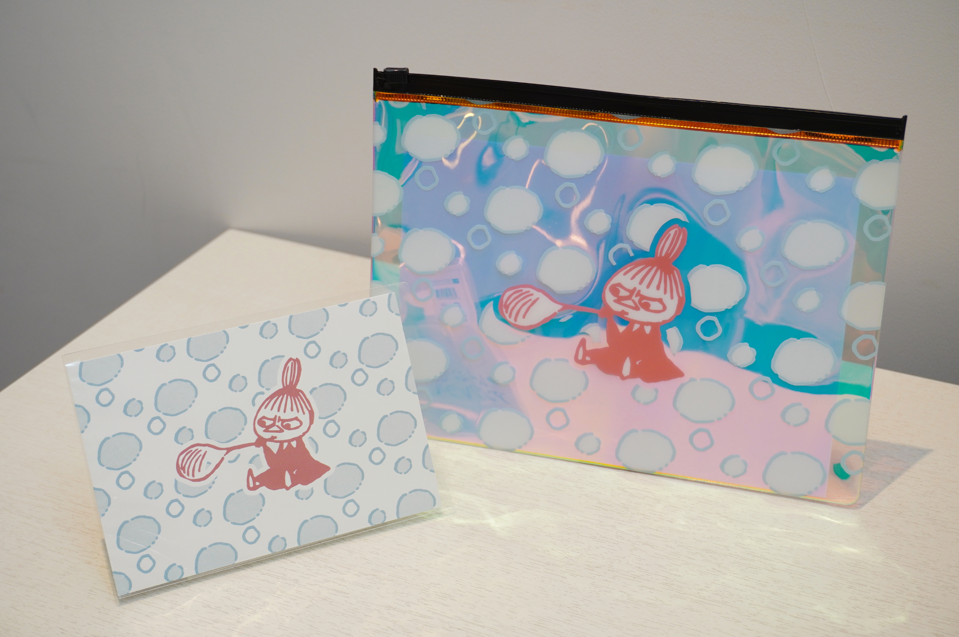 左はリトルミイの「ポストカード」（220円）、右は5月発売の「オーロラポーチ」（1650円）