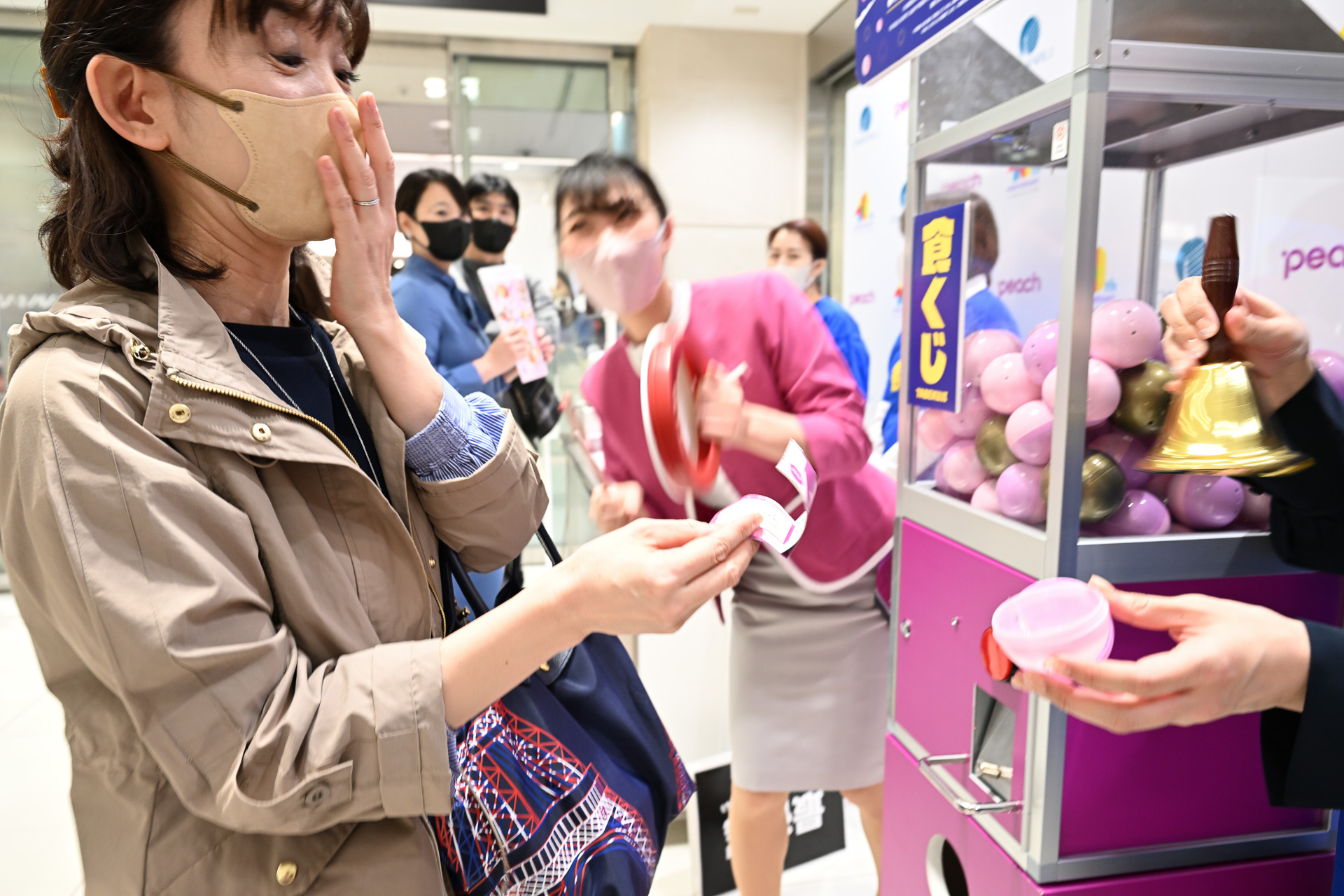 お目当てのグルメが当たって喜ぶ