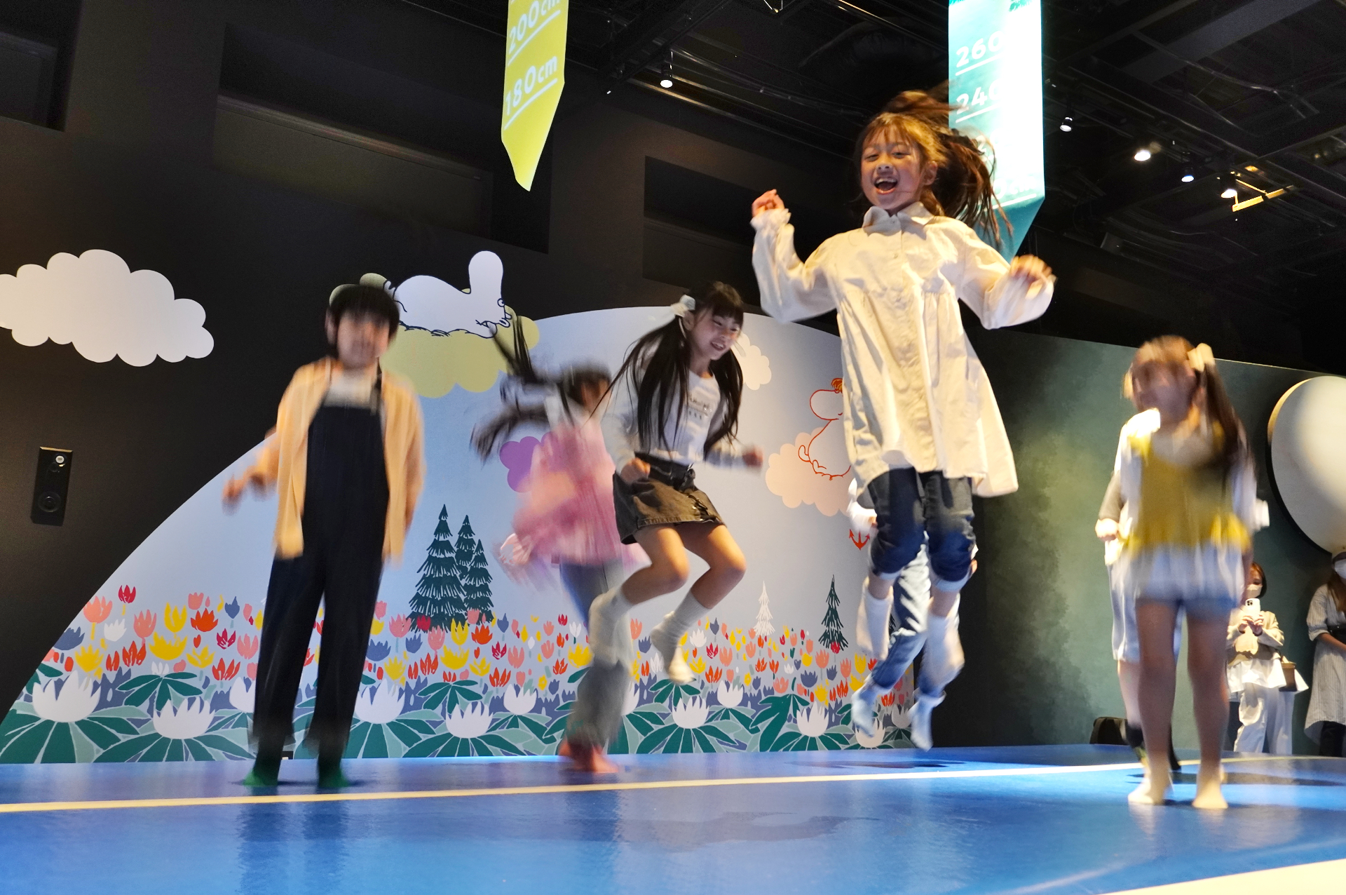 思いっきりジャンプしてどこまで上に手が届くか挑戦！　やわらかい素材のブロックでも遊べる