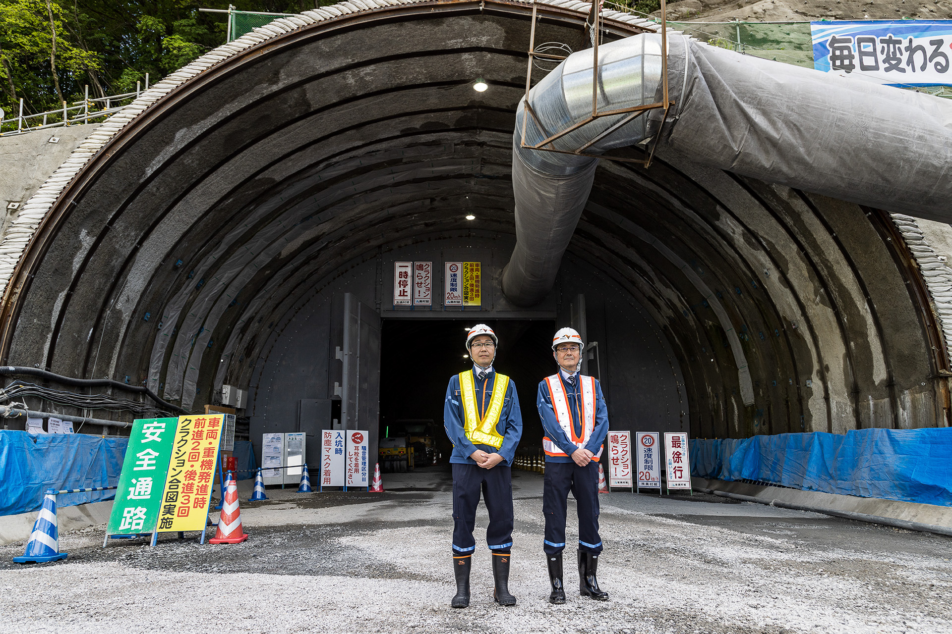 中日本高速道路株式会社 代表取締役社長CEO 小室俊二氏（写真右）と同 名古屋支社 岐阜工事事務所長 藤原由康氏