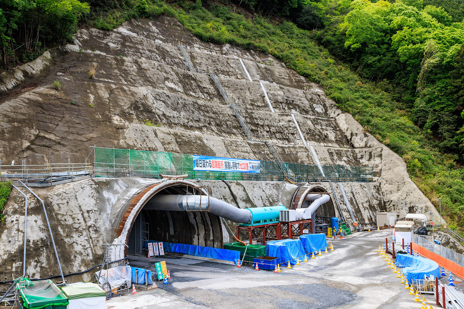 養老IC側の坑口、トンネルは幅13m、高さ8m