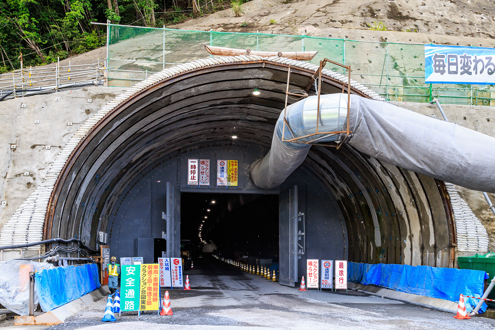 発破作業があるため防音扉が用意されている