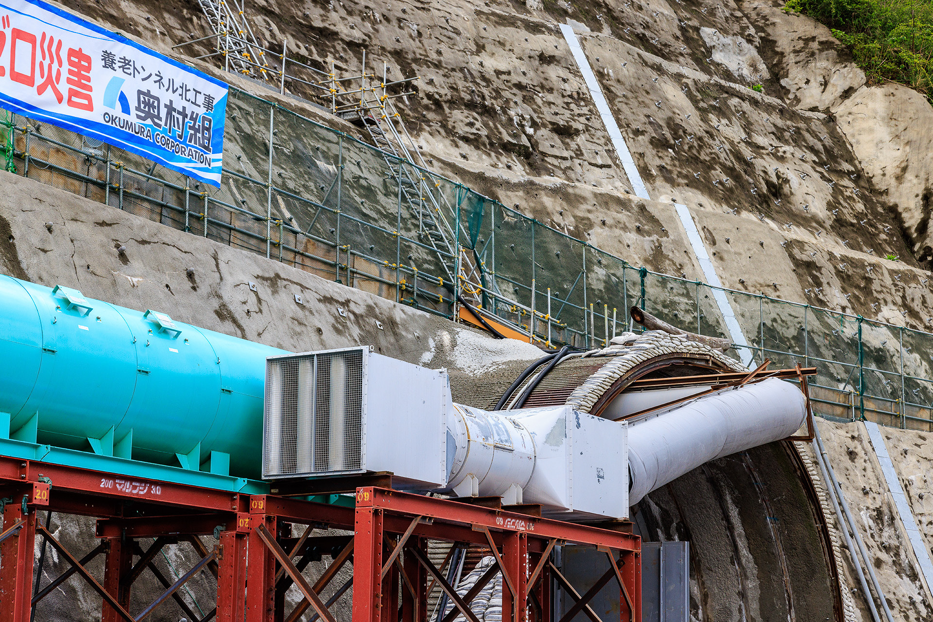 換気用の大型ファンも設置される