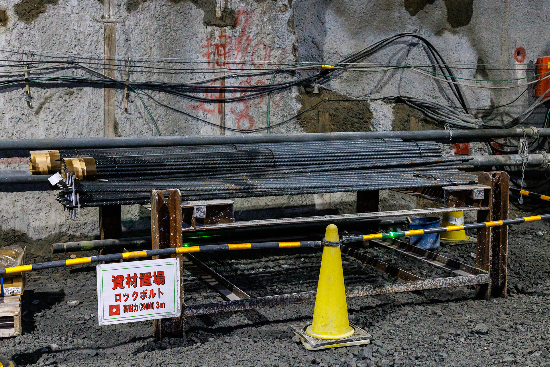 準備されているロックボルト。ここでは長さ3mの290kNタイプが使われている