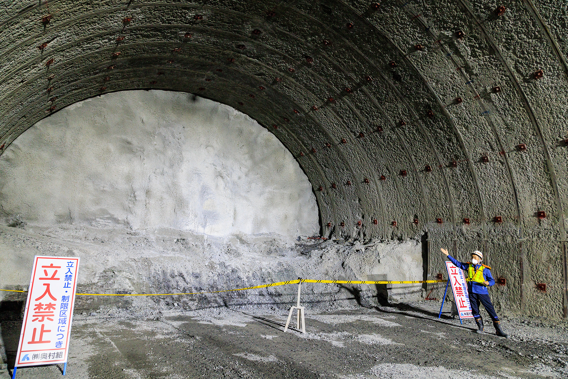 1工程終了後は切羽の崩落を防ぐためコンクリートで保護。ここから工程を繰り返していく