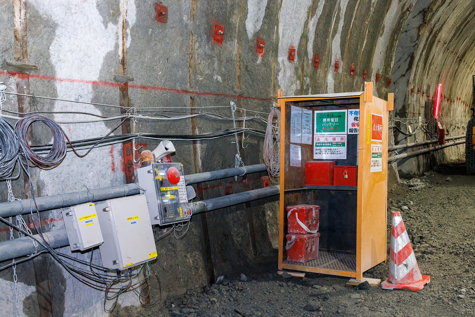 切羽から140m離れた場所に発破を行なうための点火台が設けられる。5分前からカウントダウンを行なう