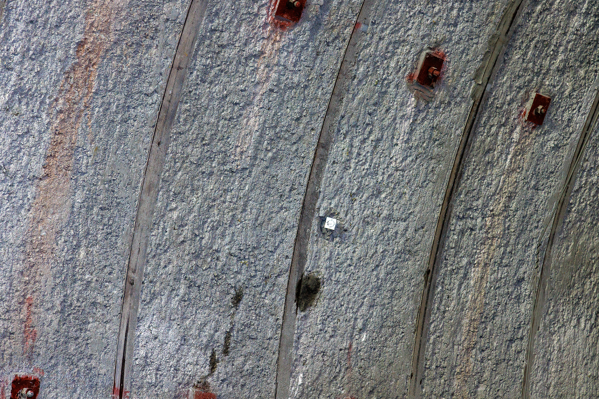 壁面にリフレクターが設置されている