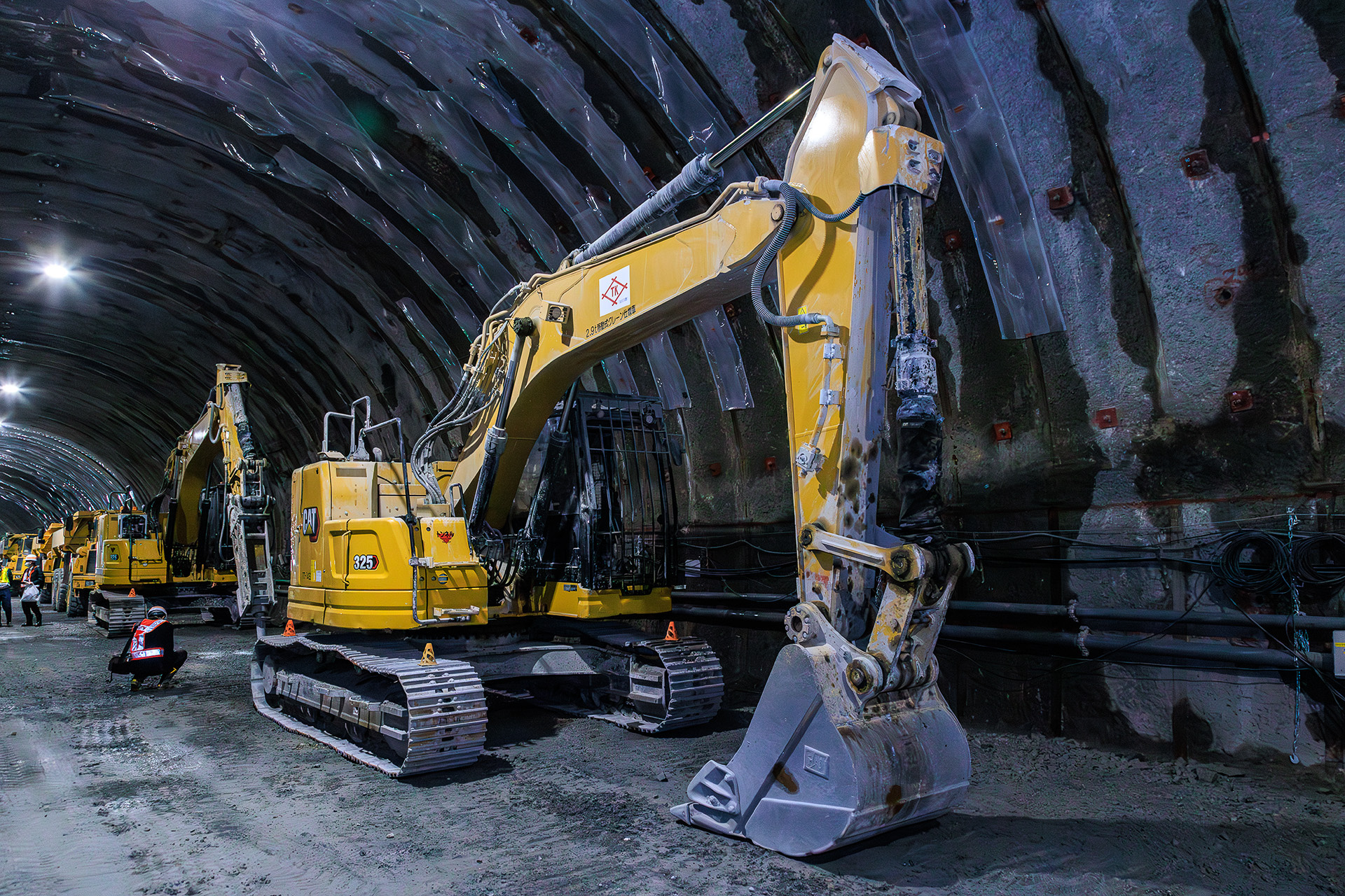 日本キャタピラーの油圧ショベル「325」のトンネル仕様車