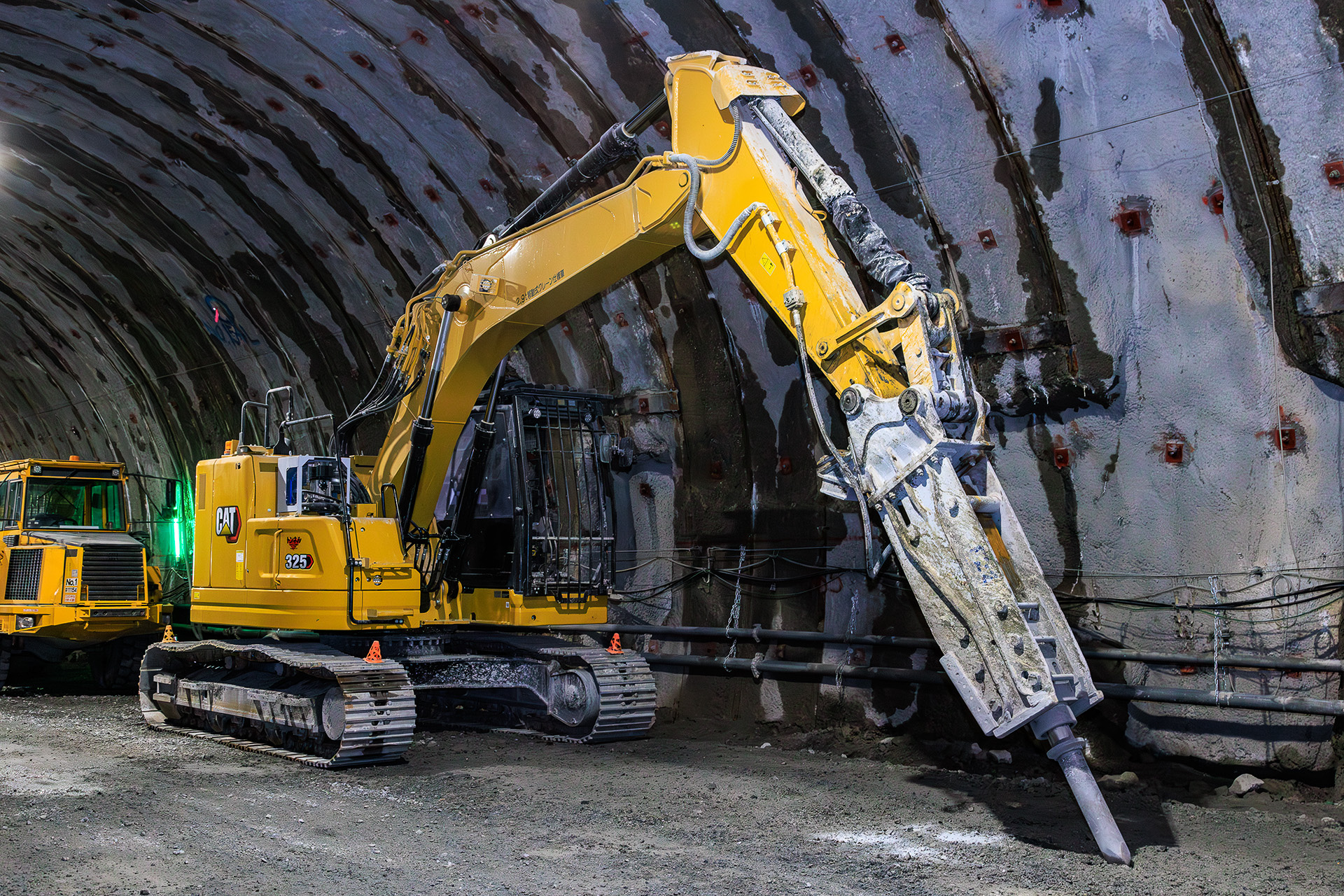 こちらも325だがバケットではなく油圧ブレーカーが装着されている