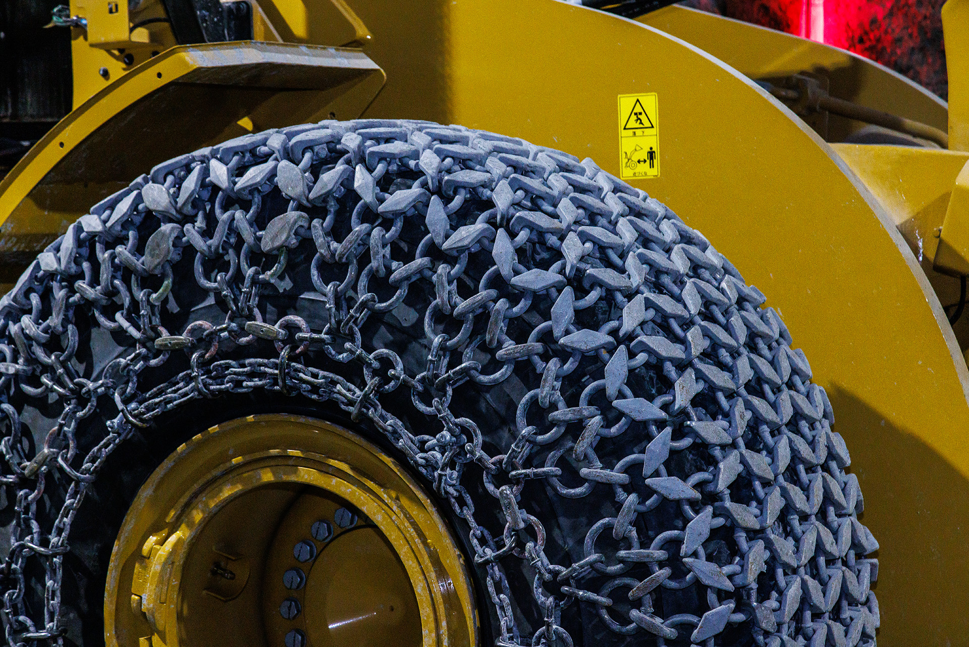 タイヤには金属チェーンが装着されていた