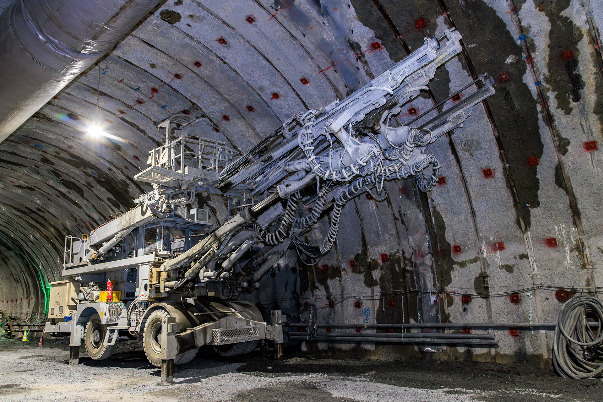 SFチックな外観のホイールジャンボ（ホイール式ドリルジャンボ）。発破やロックボルトのせん孔に使用される