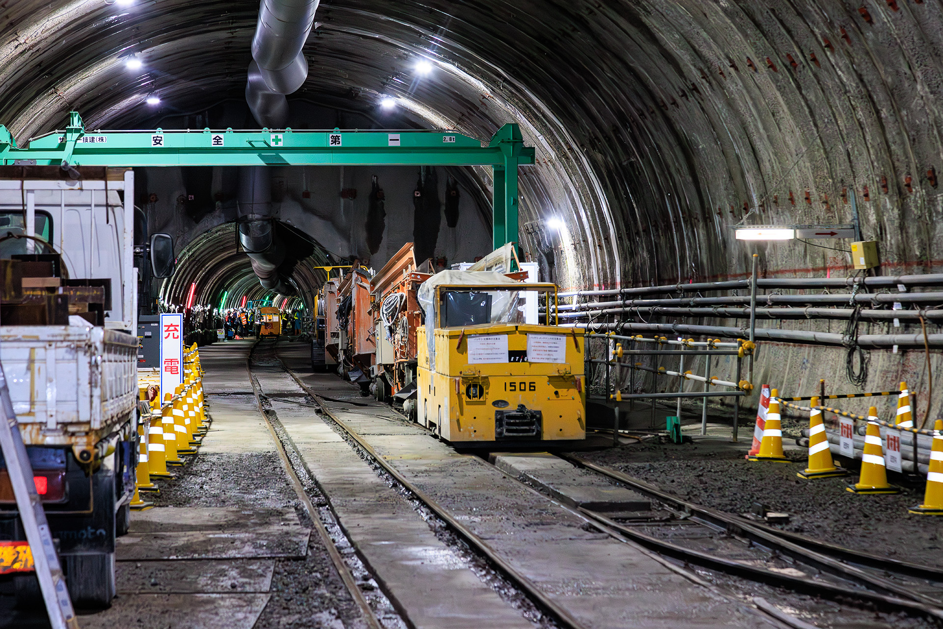 避難抗。こちらは断面が小さいため専用の機関車により機材を運用するレール工法が用いられている。軌間は910mm