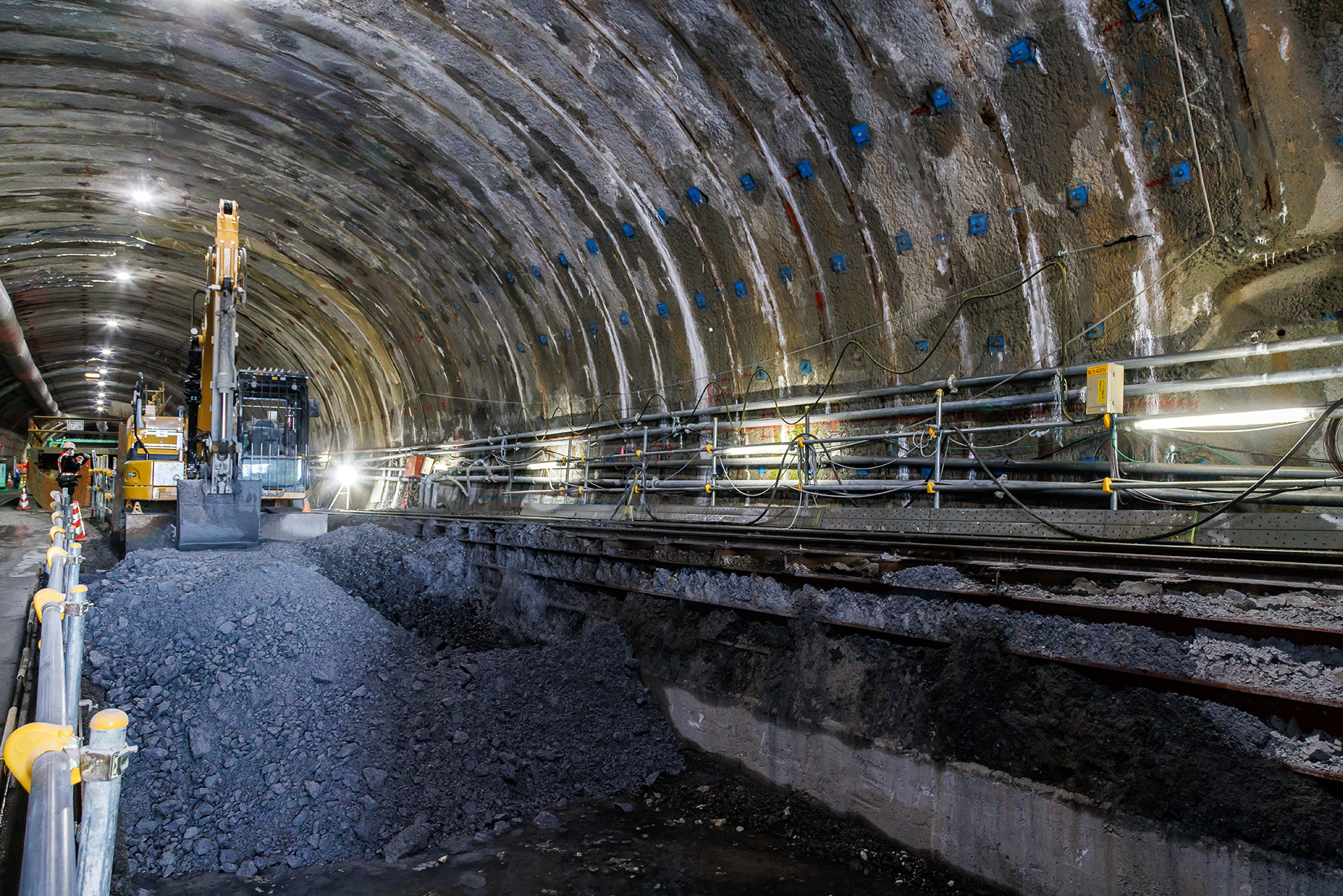 鋼車を使って切羽からズリを運搬、坑口近くでトラックに積み替えて搬出する