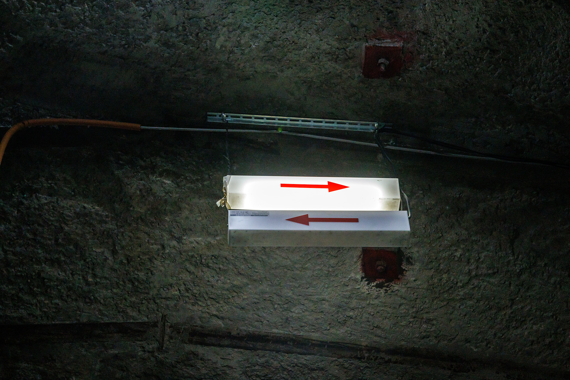 頭上に進行方向を示すサイン