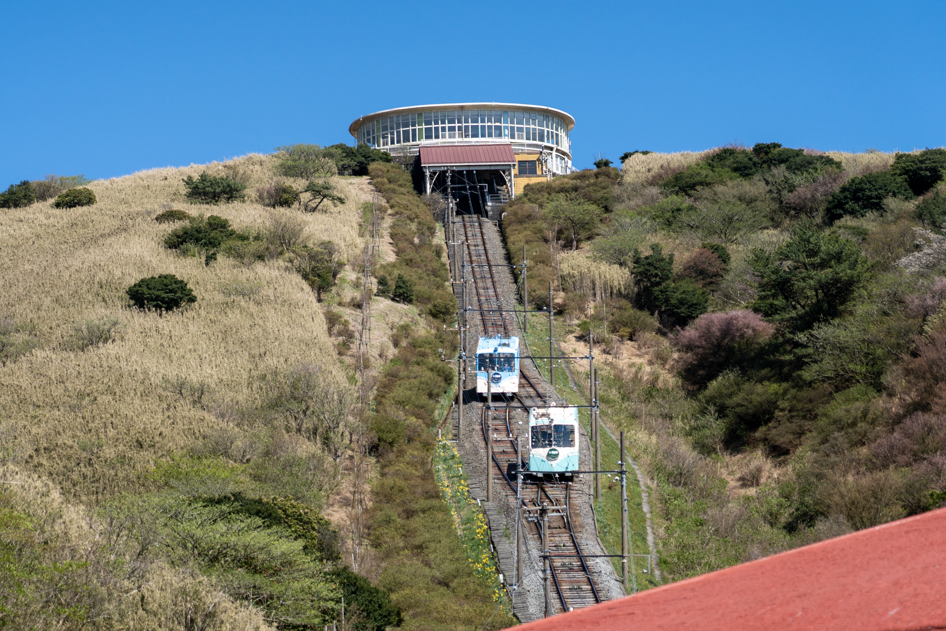 山麓駅と山頂駅を約3分で結ぶ十国峠パノラマケーブルカー